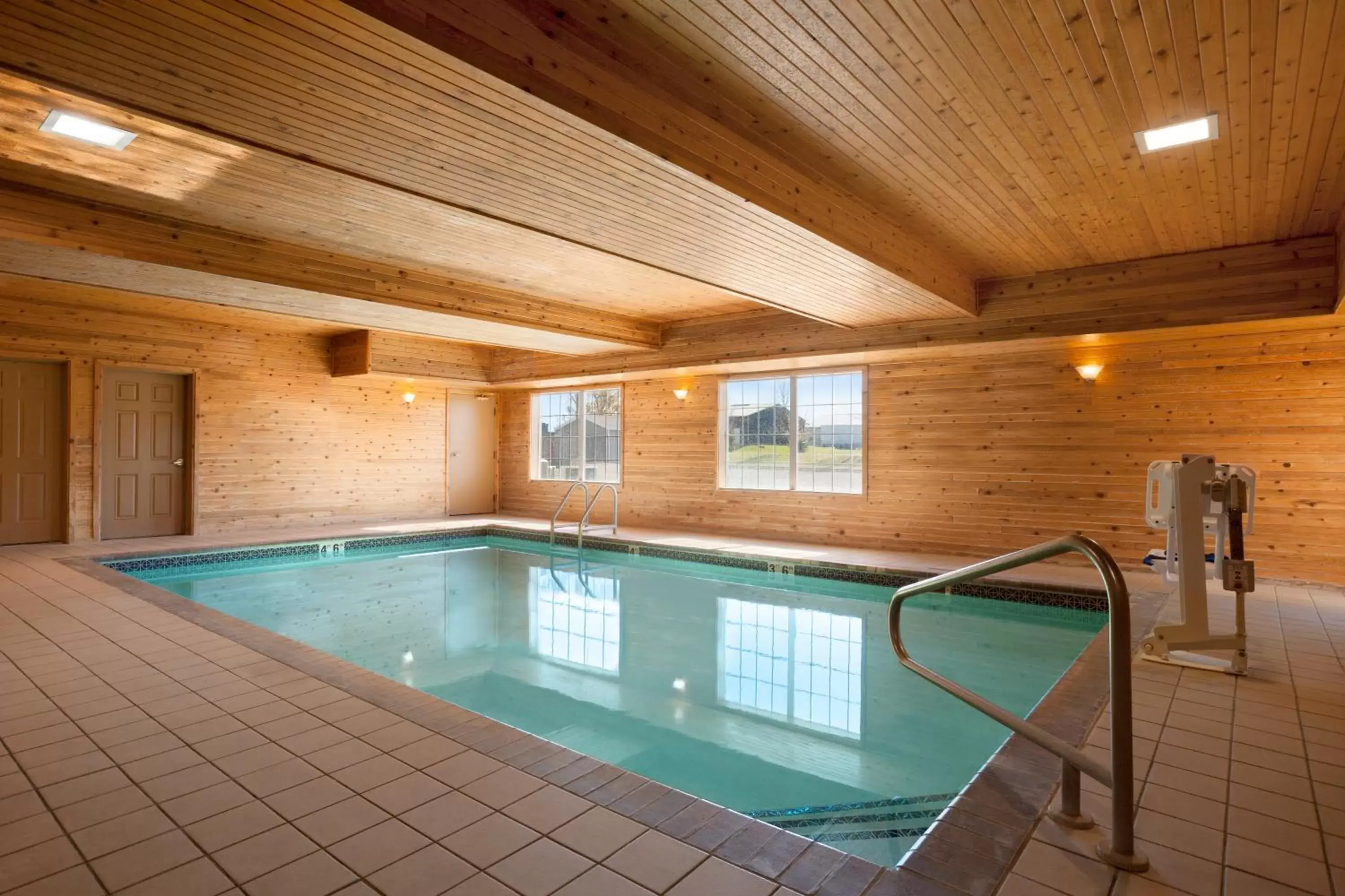 Swimming Pool in Country Inn & Suites by Radisson, Albert Lea, MN