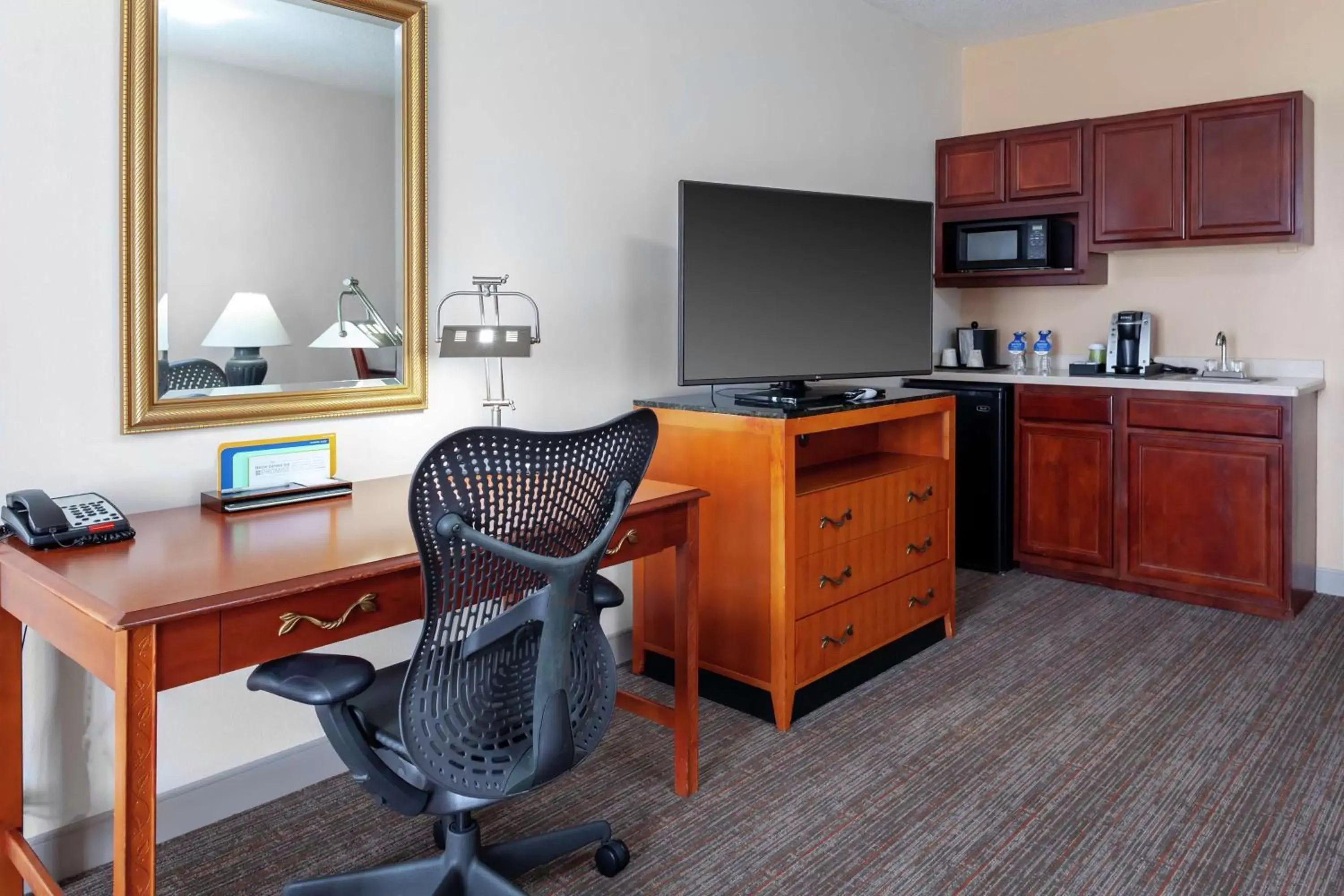 Bedroom, Kitchen/Kitchenette in Hilton Garden Inn Charlotte North