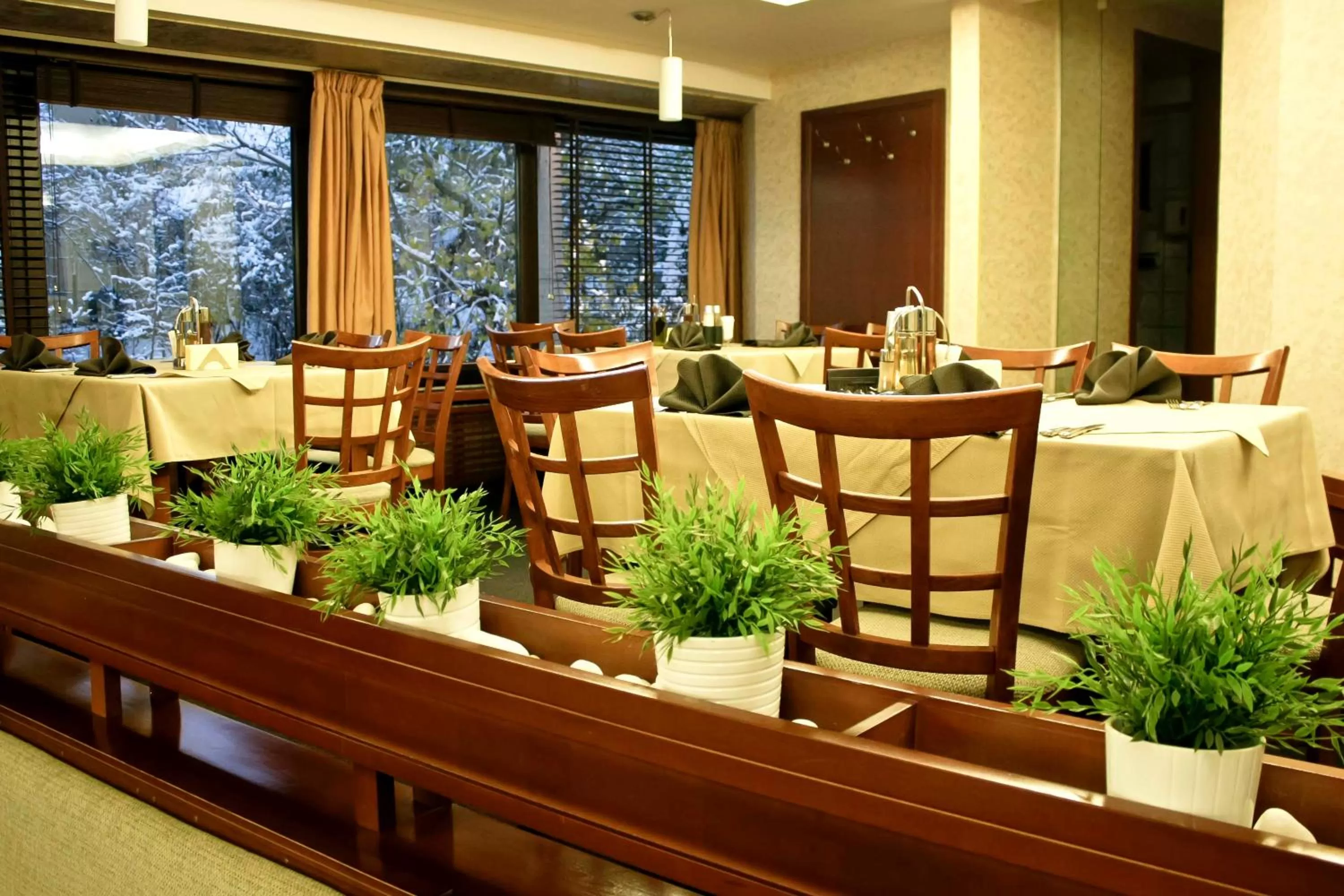 Restaurant/places to eat in Edi Hotel