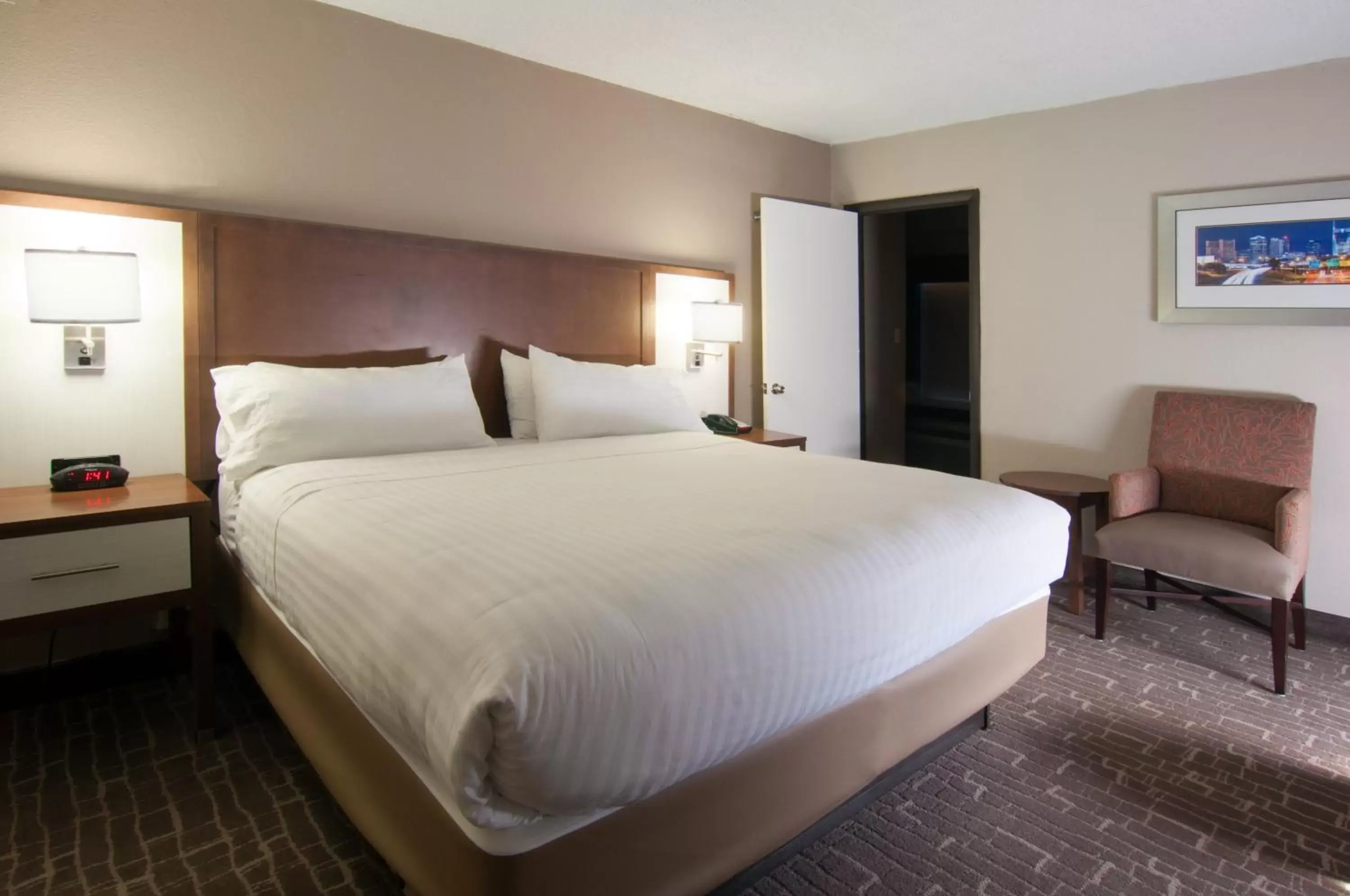 Photo of the whole room, Bed in Holiday Inn Express & Suites Nashville-I-40 & I-24(Spence Lane), an IHG Hotel