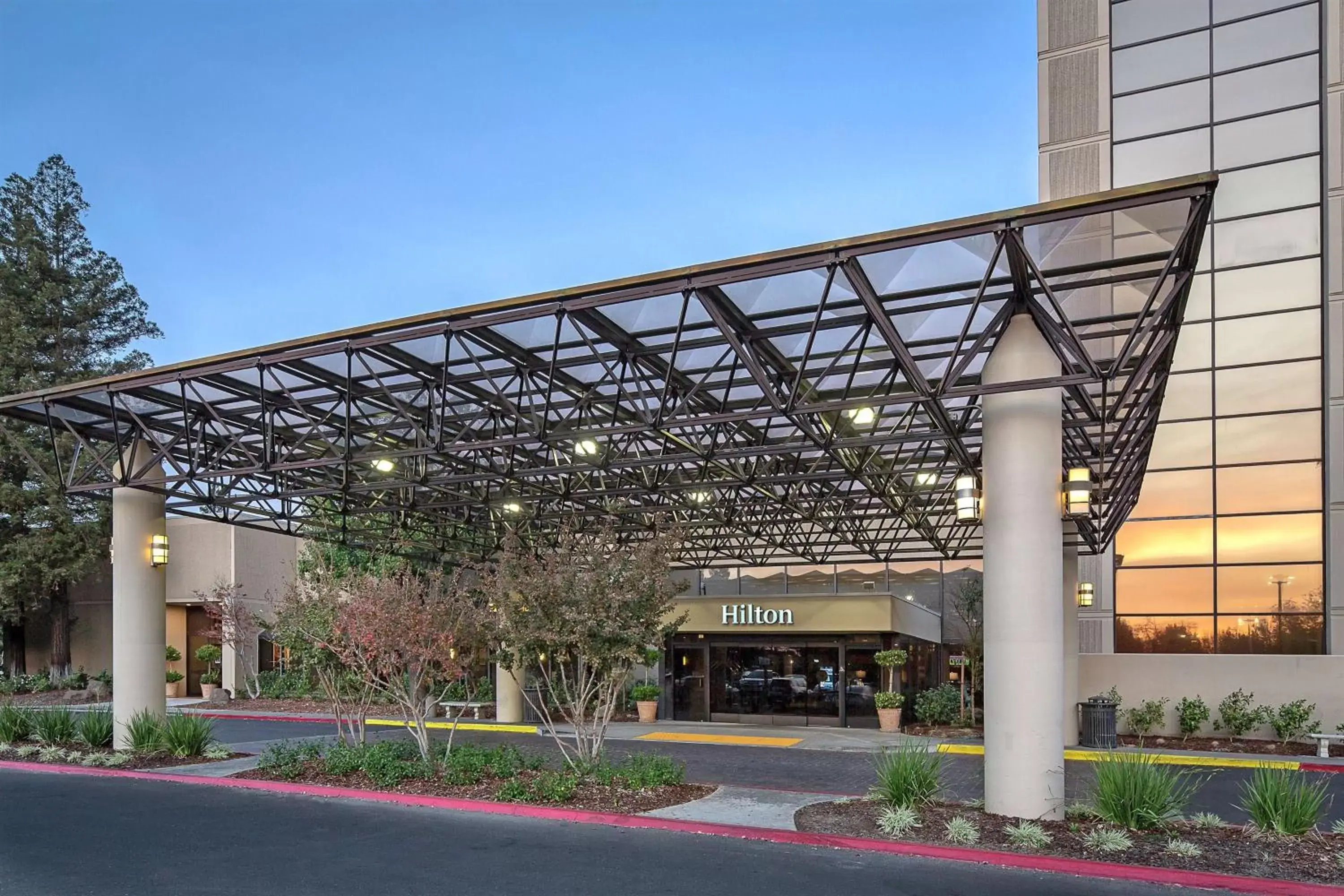 Property building, Swimming Pool in Hilton Sacramento Arden West
