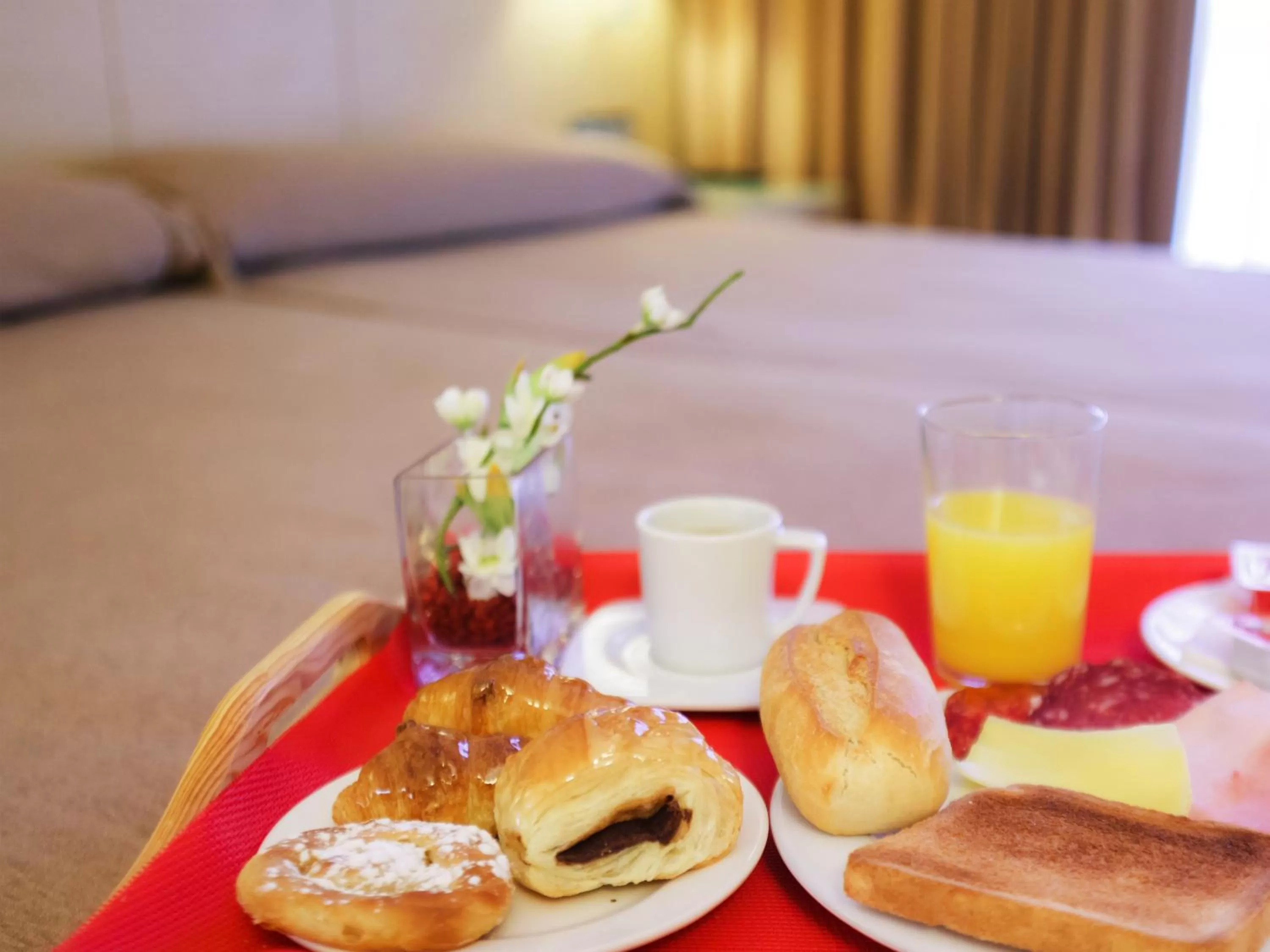 Breakfast, Bed in Hotel Condes de Haro