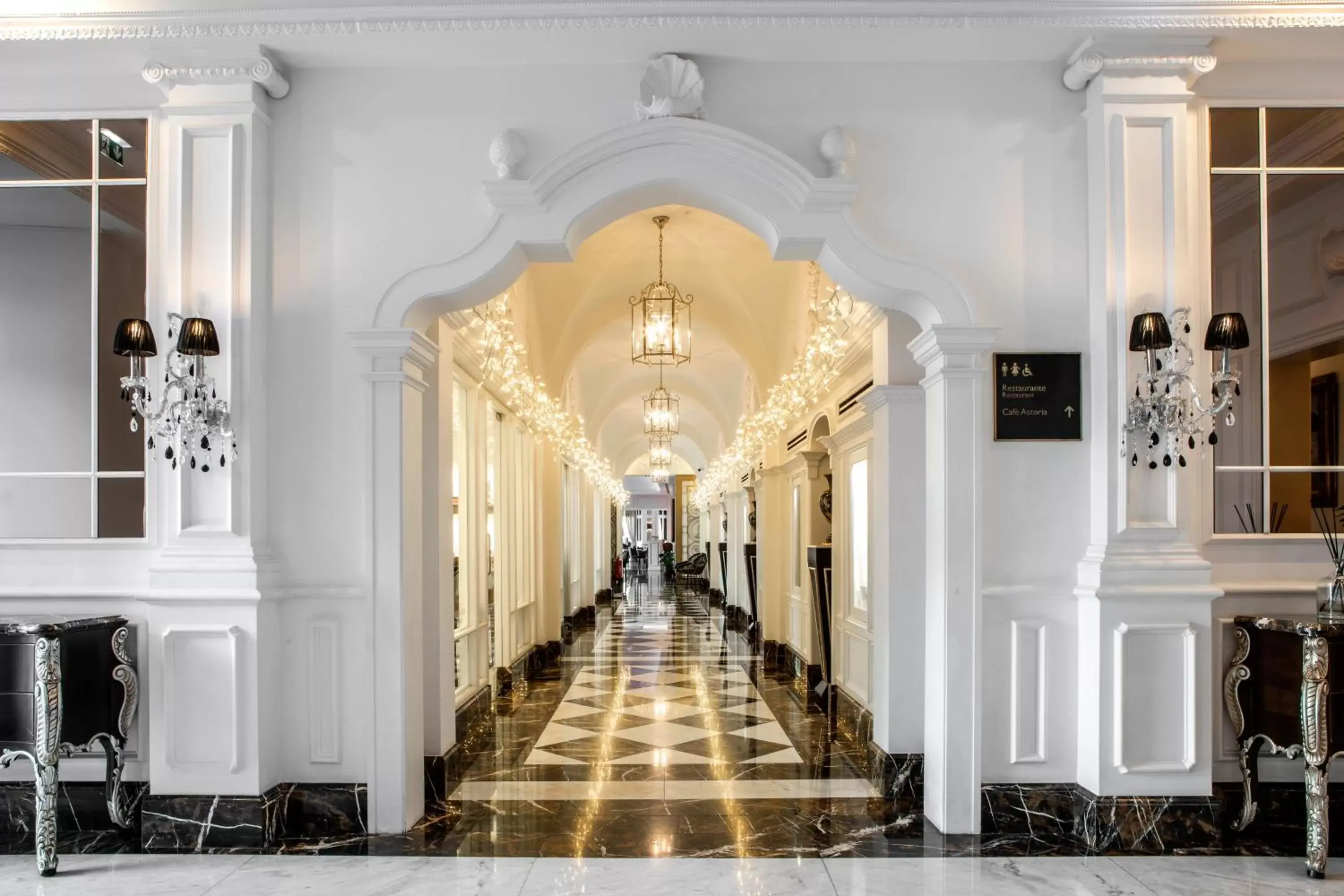 Lobby or reception in InterContinental Porto - Palacio das Cardosas, an IHG Hotel