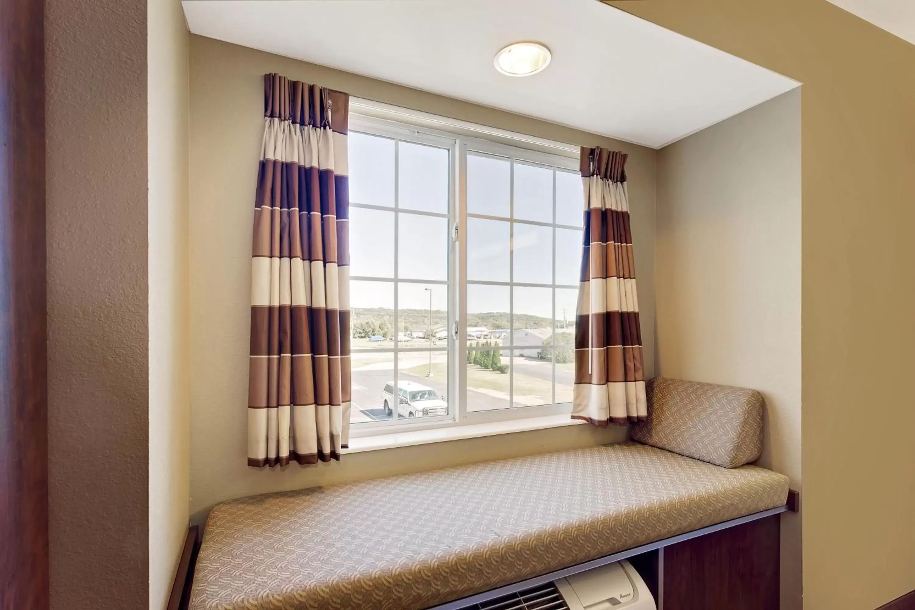 Bed in Microtel Inn & Suites by Wyndham Prairie du Chien