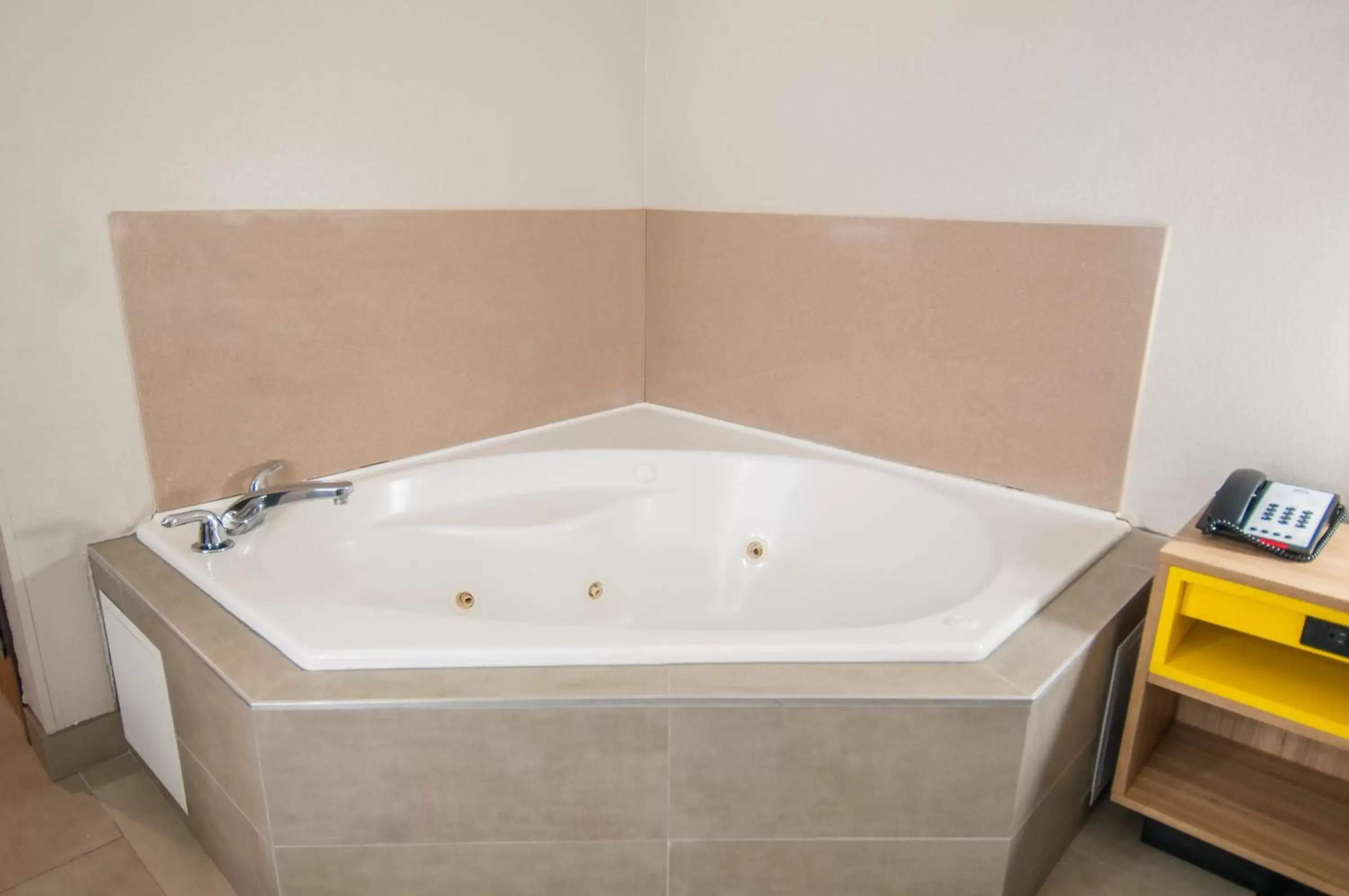 Hot Tub, Bathroom in Days Inn by Wyndham Suites San Antonio North/Stone Oak