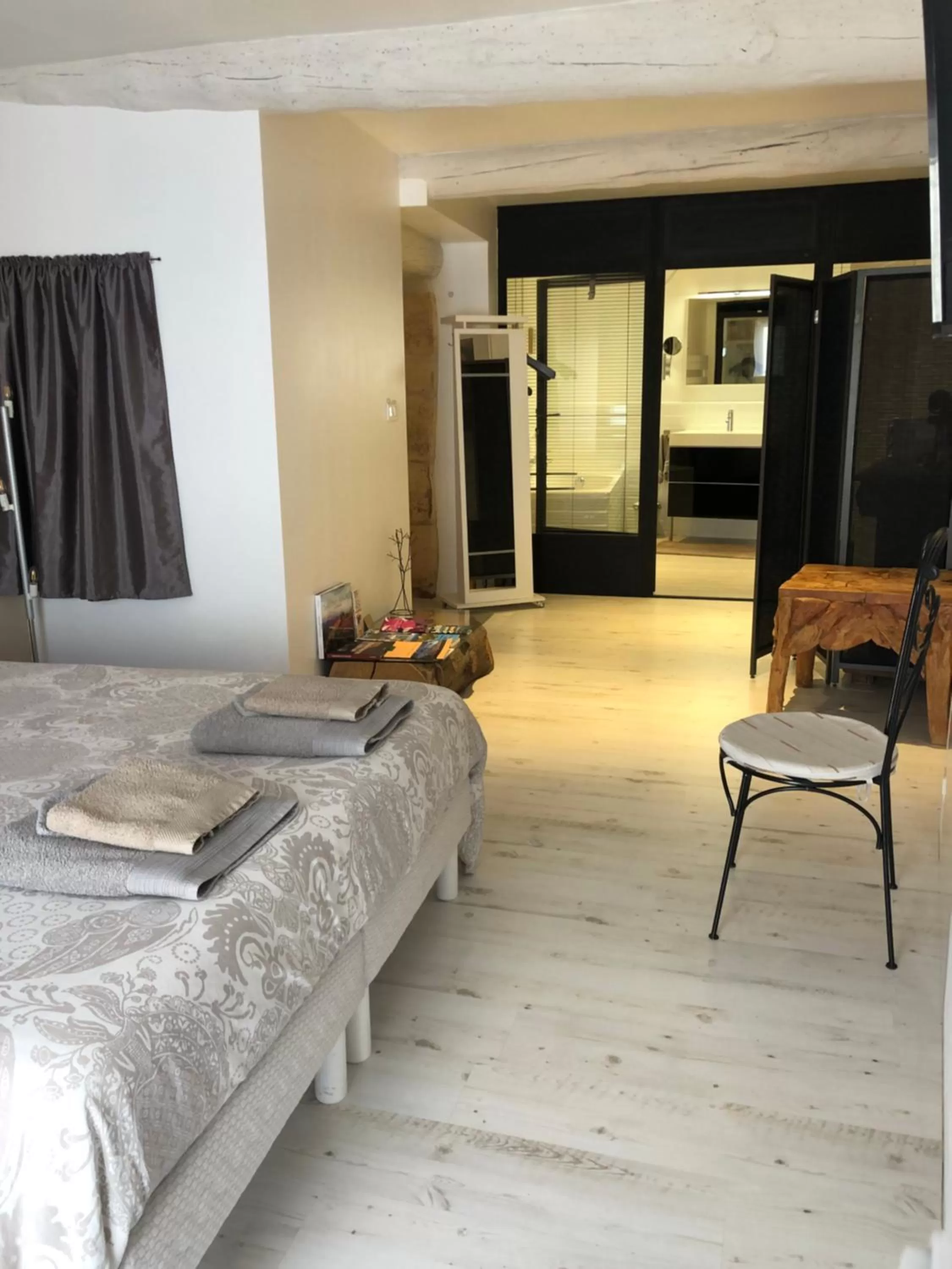 Bed in Eyragues suite parentale