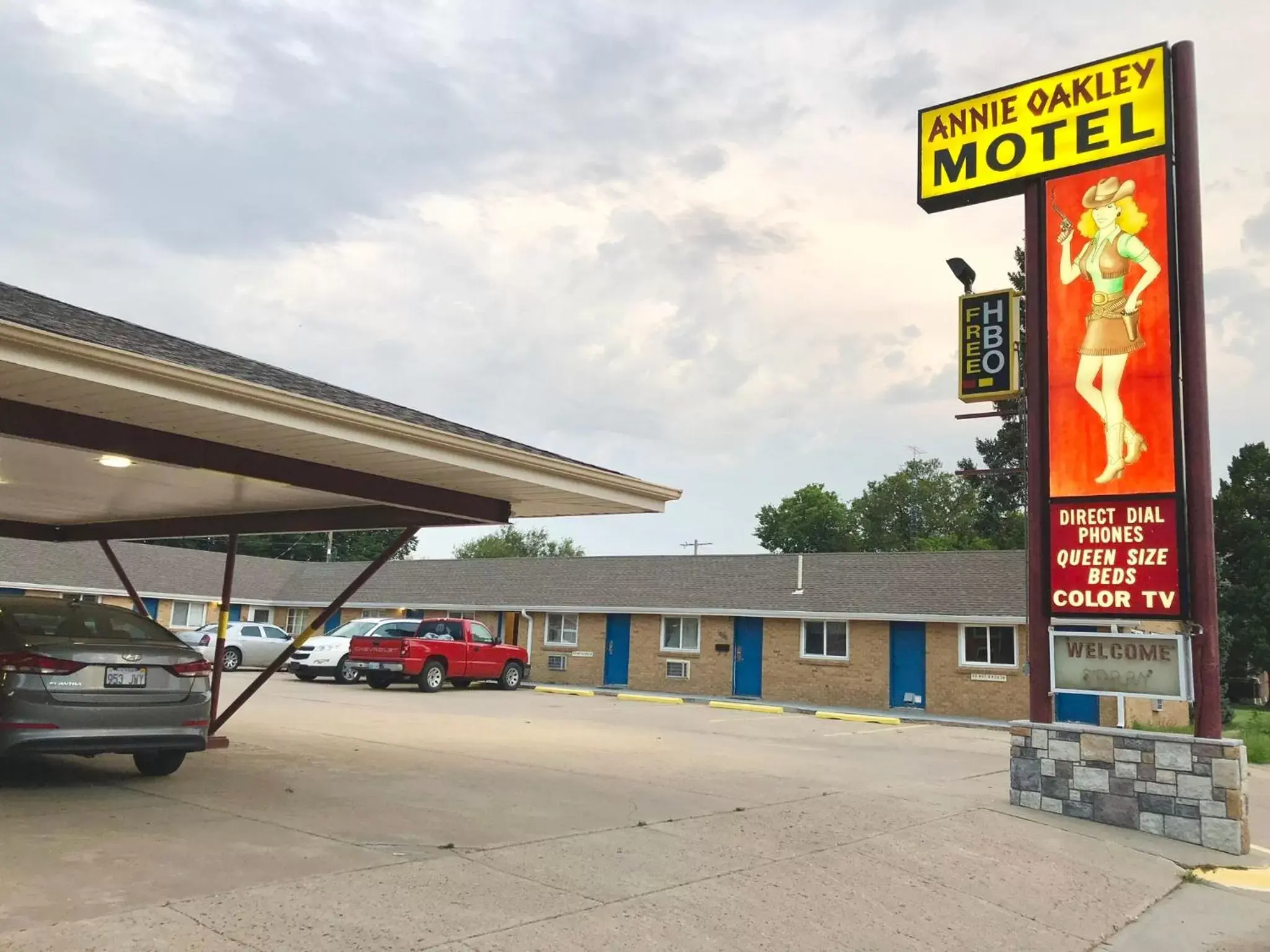 Property Building in Annie Oakley Motel Oakley