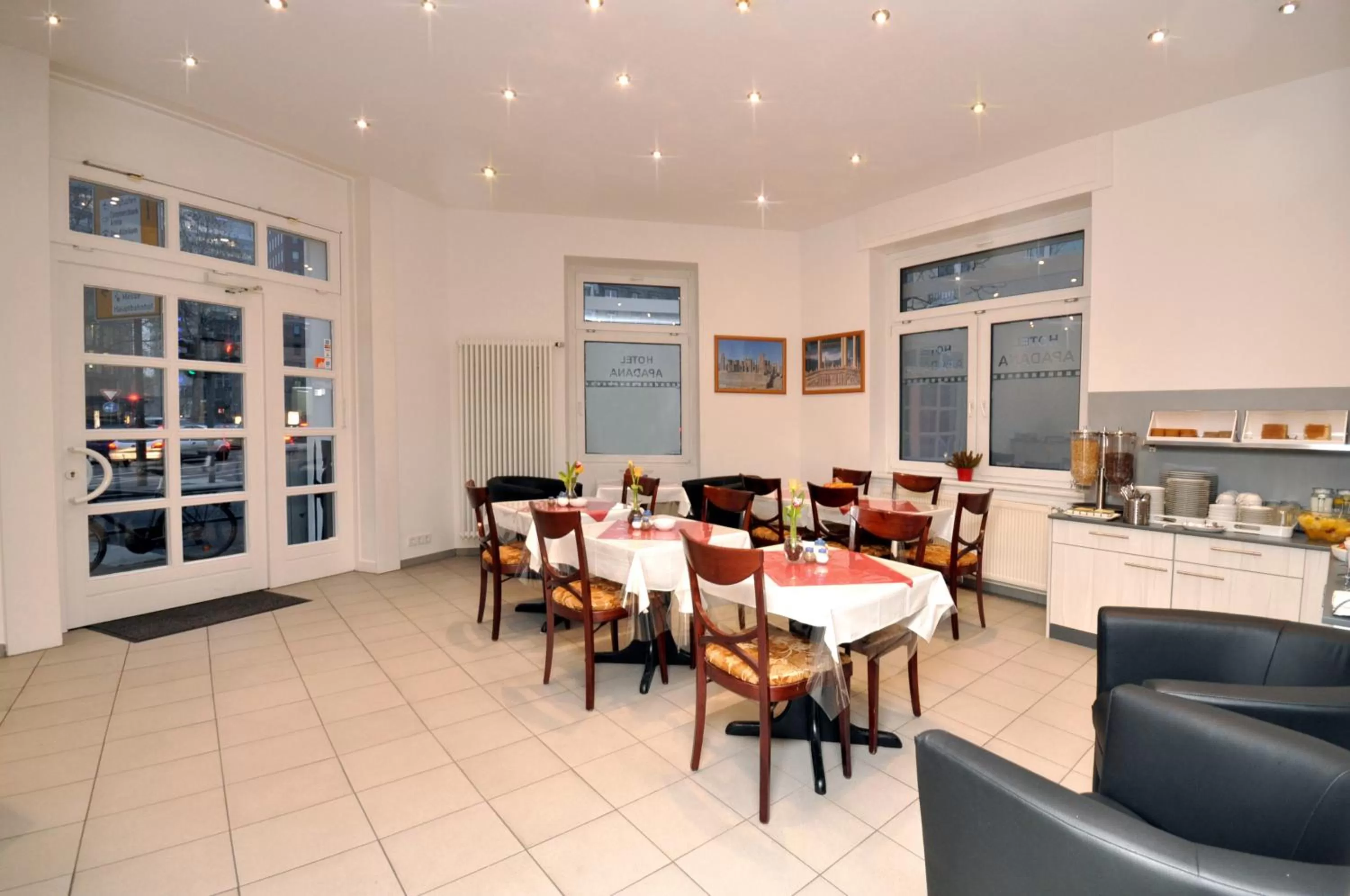 Restaurant/places to eat in Hotel Apadana Frankfurt