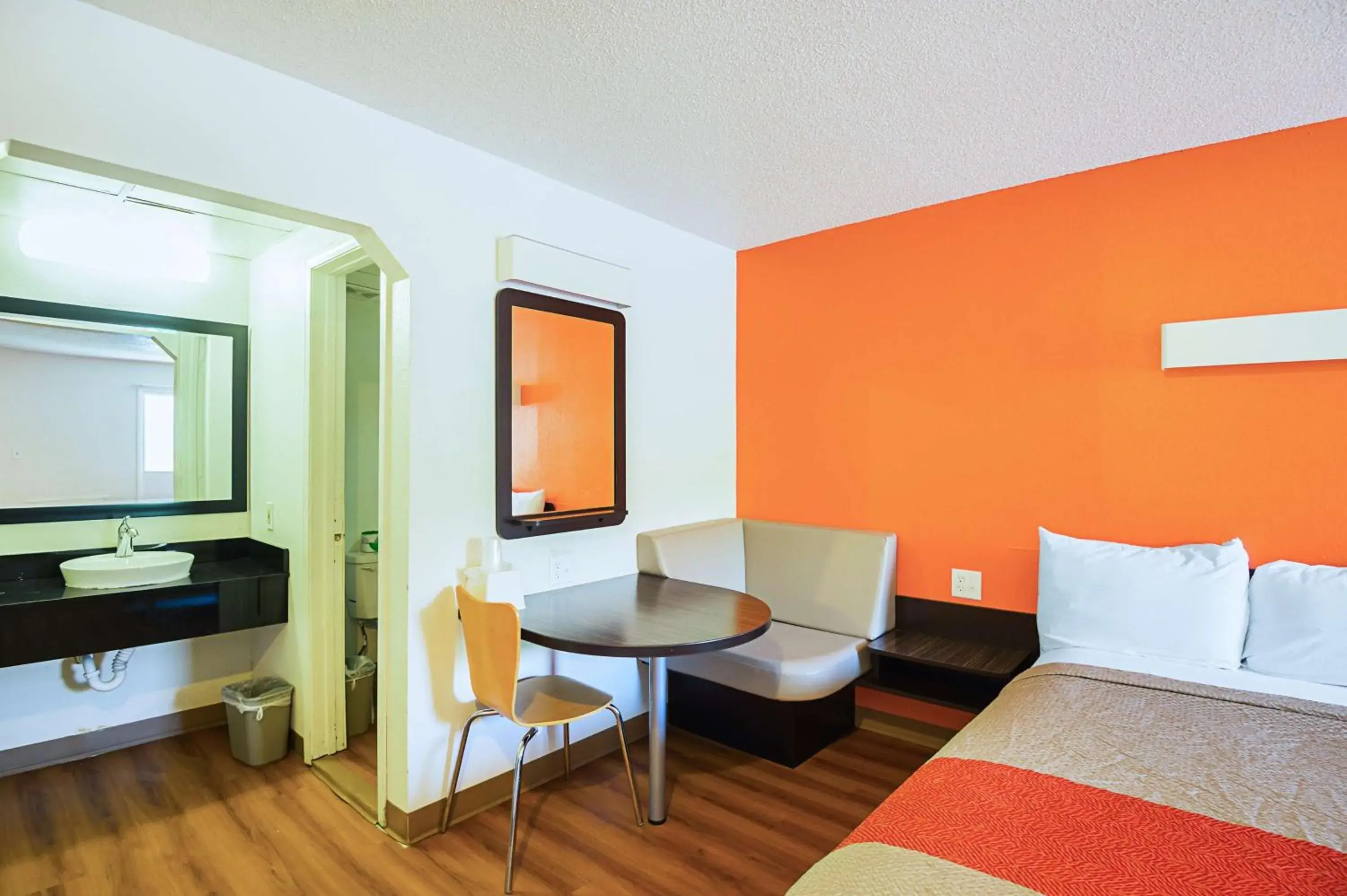 Photo of the whole room, Seating Area in Motel 6 Blue Springs, MO