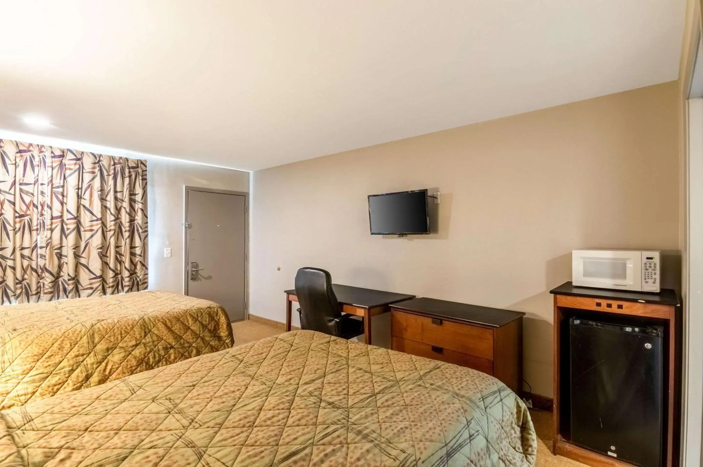 Photo of the whole room, Bed in Rodeway Inn Arlington