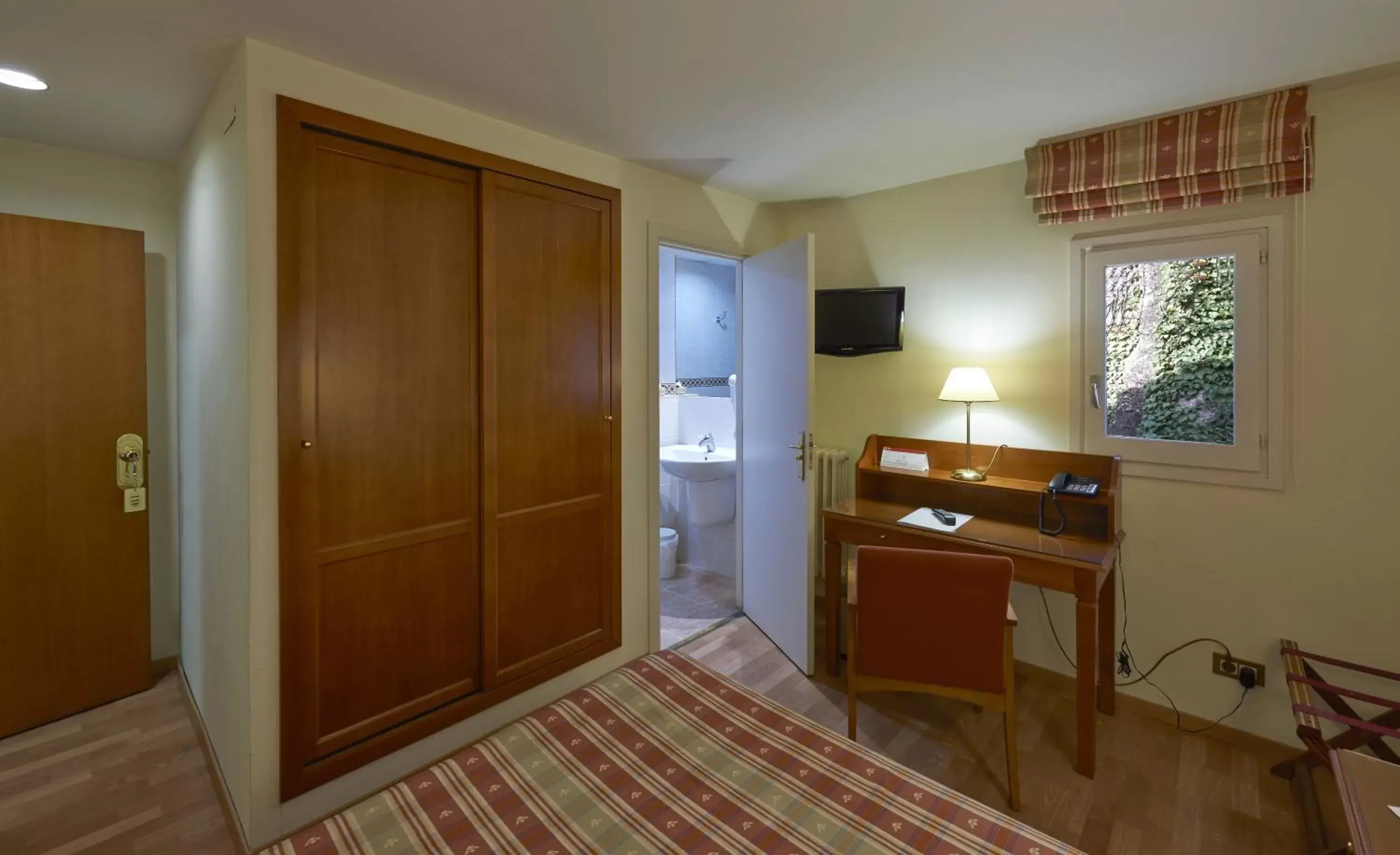Bedroom, TV/Entertainment Center in Hotel Abat Cisneros Montserrat