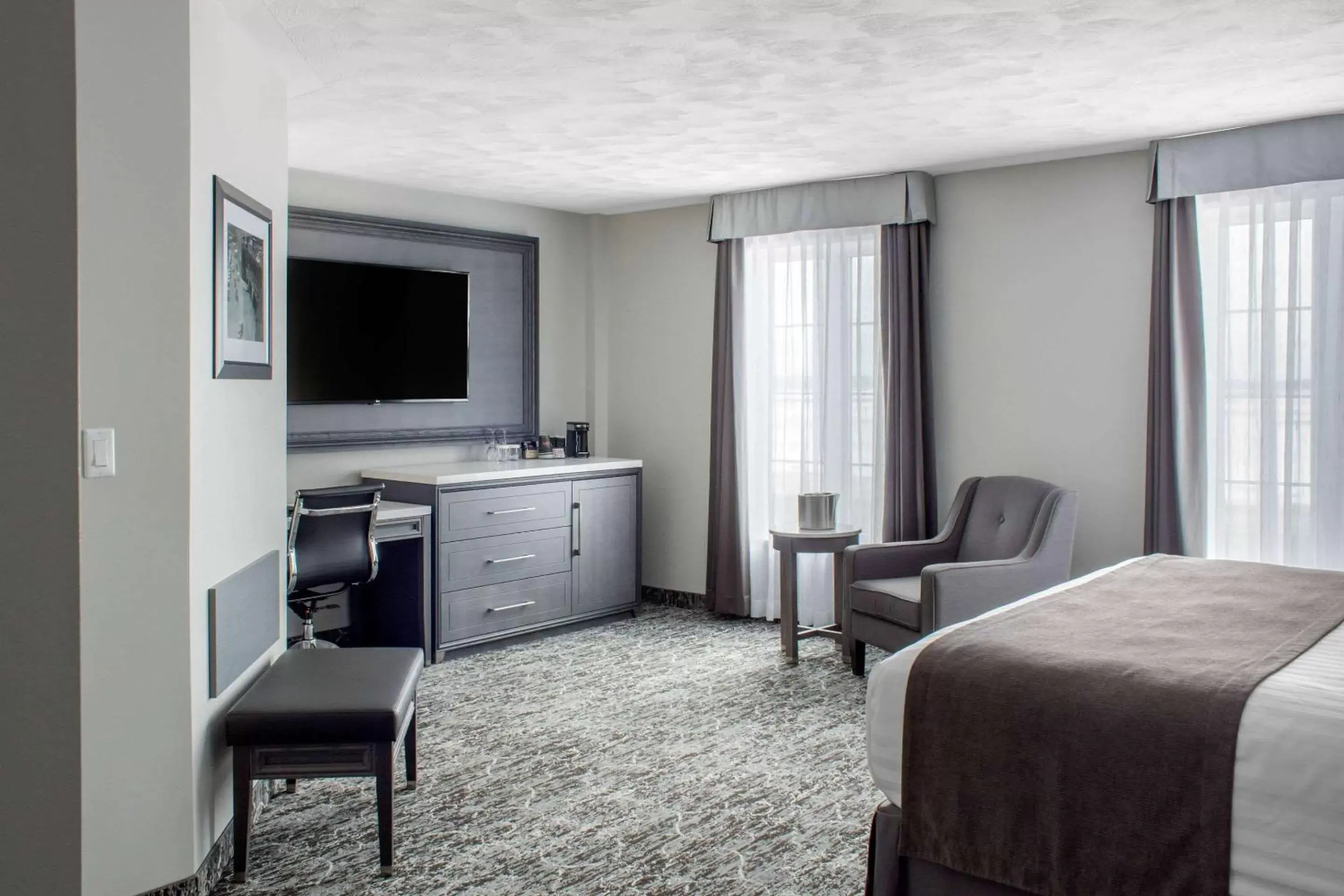 Deluxe King Room with River View - Upper Floor/Non-Smoking in Chateau Moncton Trademark Collection by Wyndham