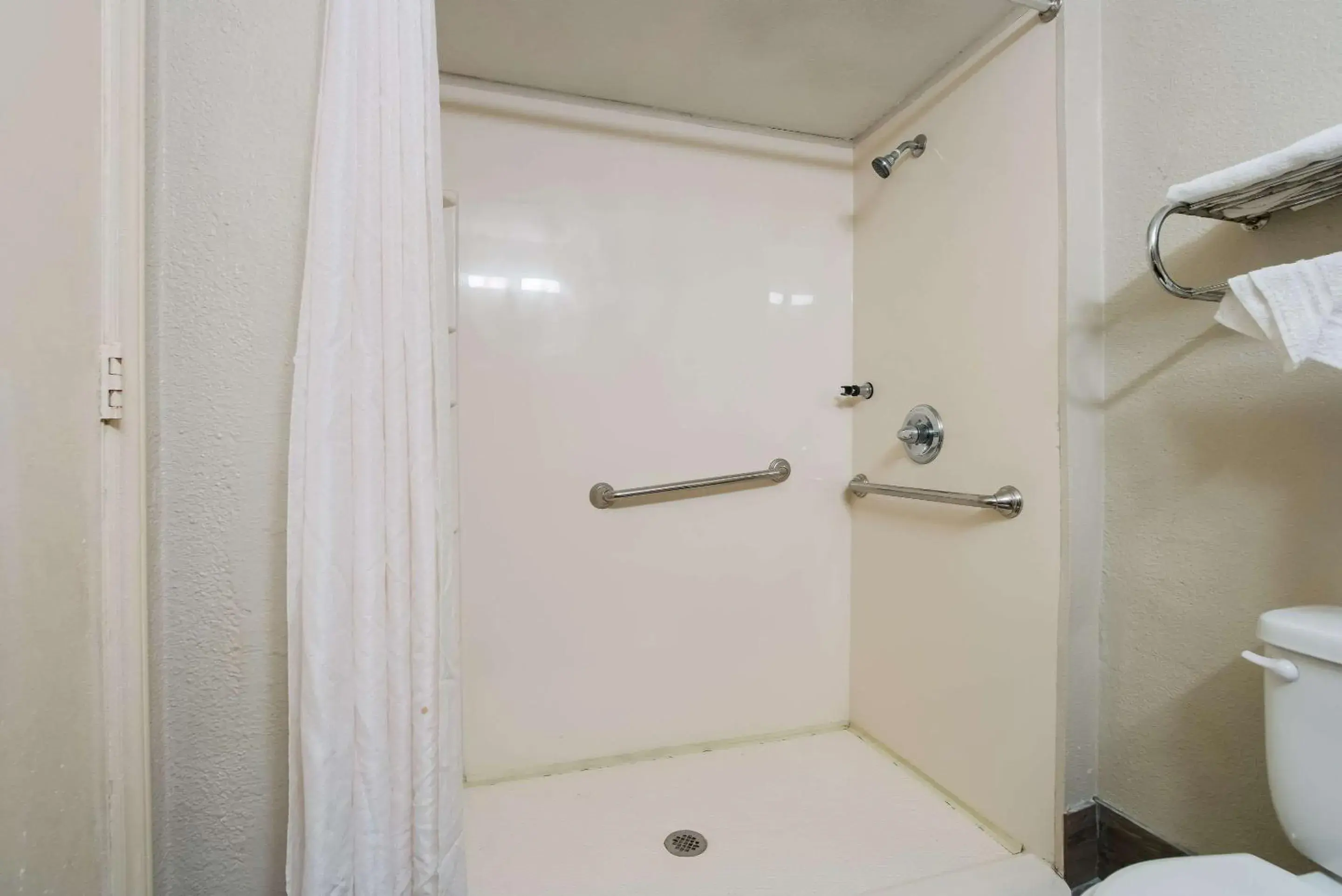 Bedroom, Bathroom in Rodeway Inn