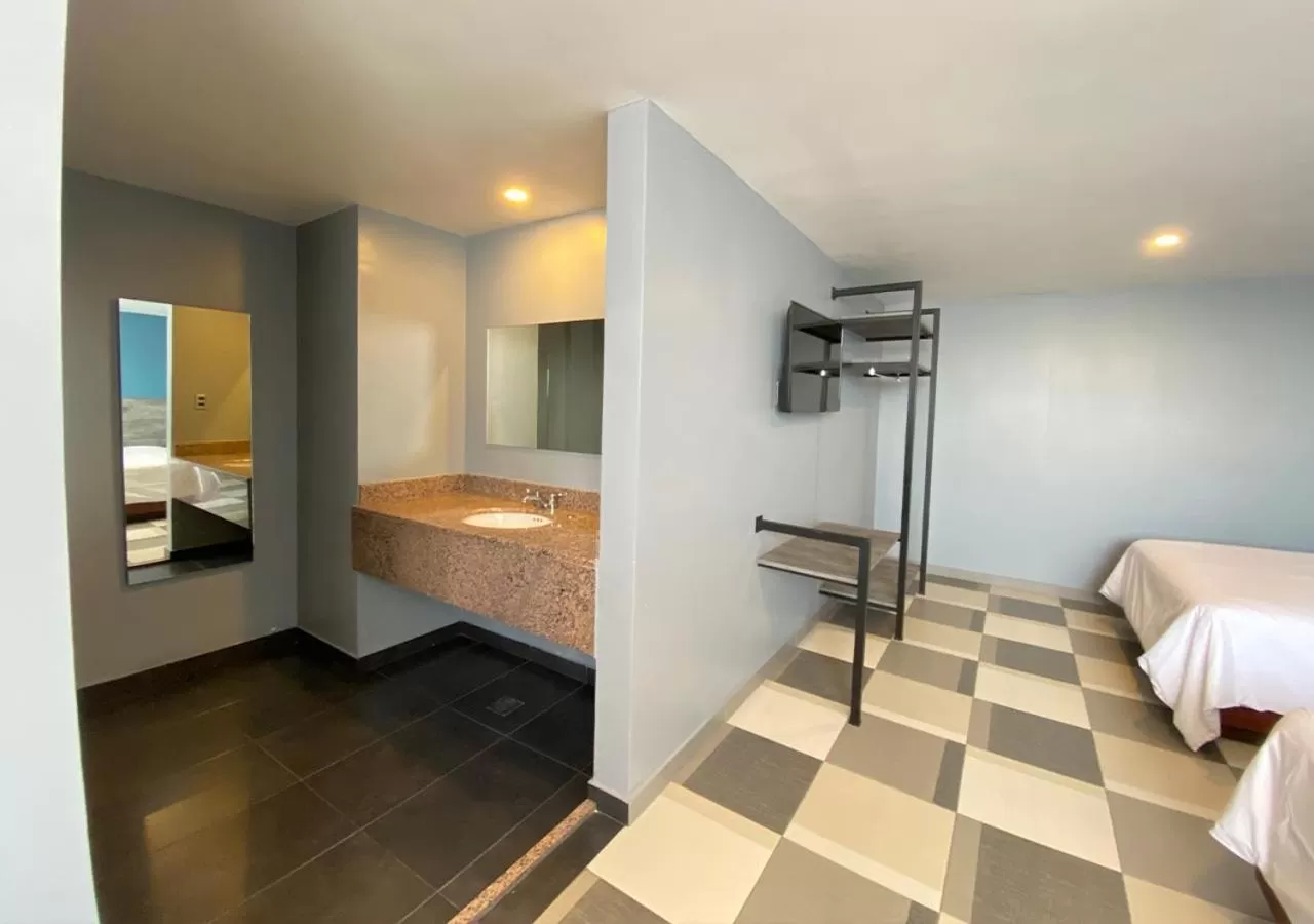 Bathroom, Bed in Hotel Estrella de Oriente