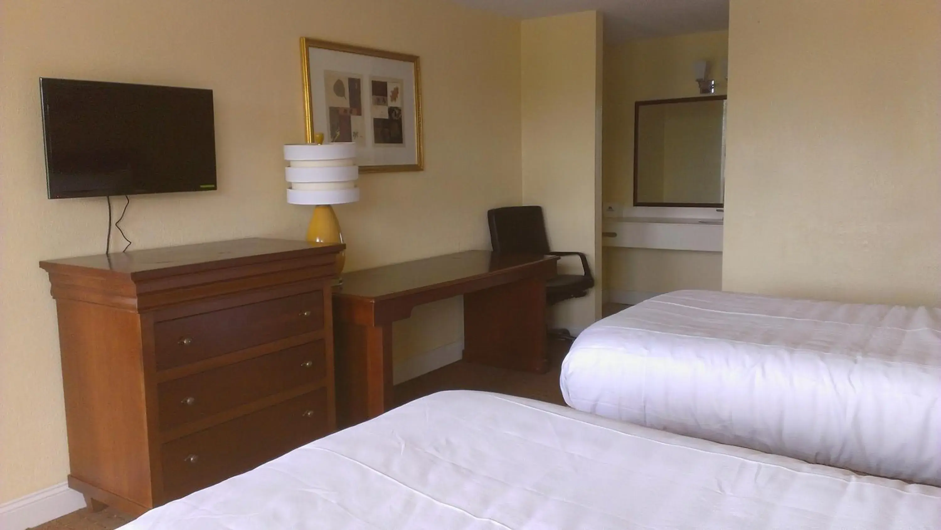 Photo of the whole room, Bed in Calloway Inn and Suites