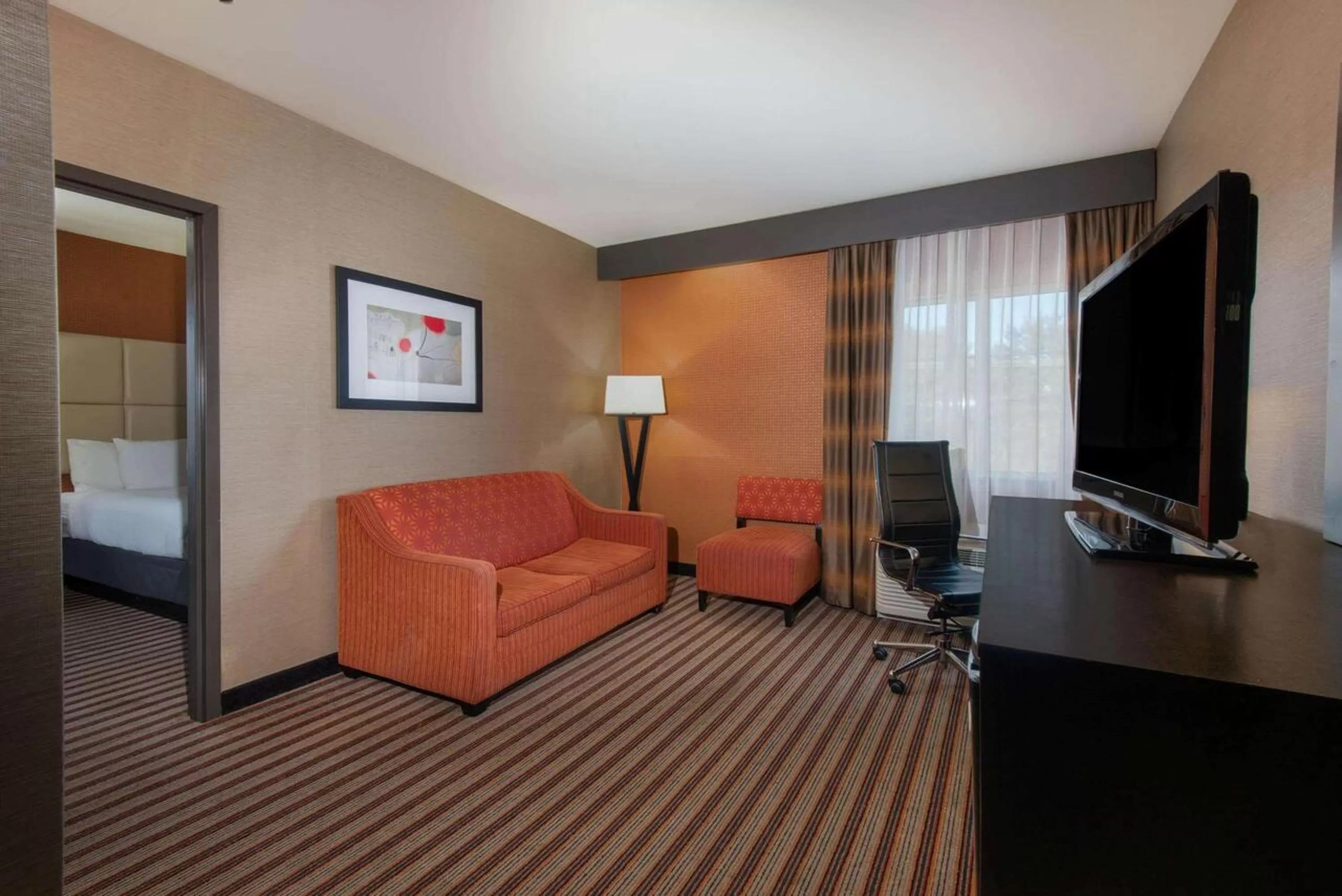 Photo of the whole room, Bed in La Quinta by Wyndham Harrisburg-Hershey