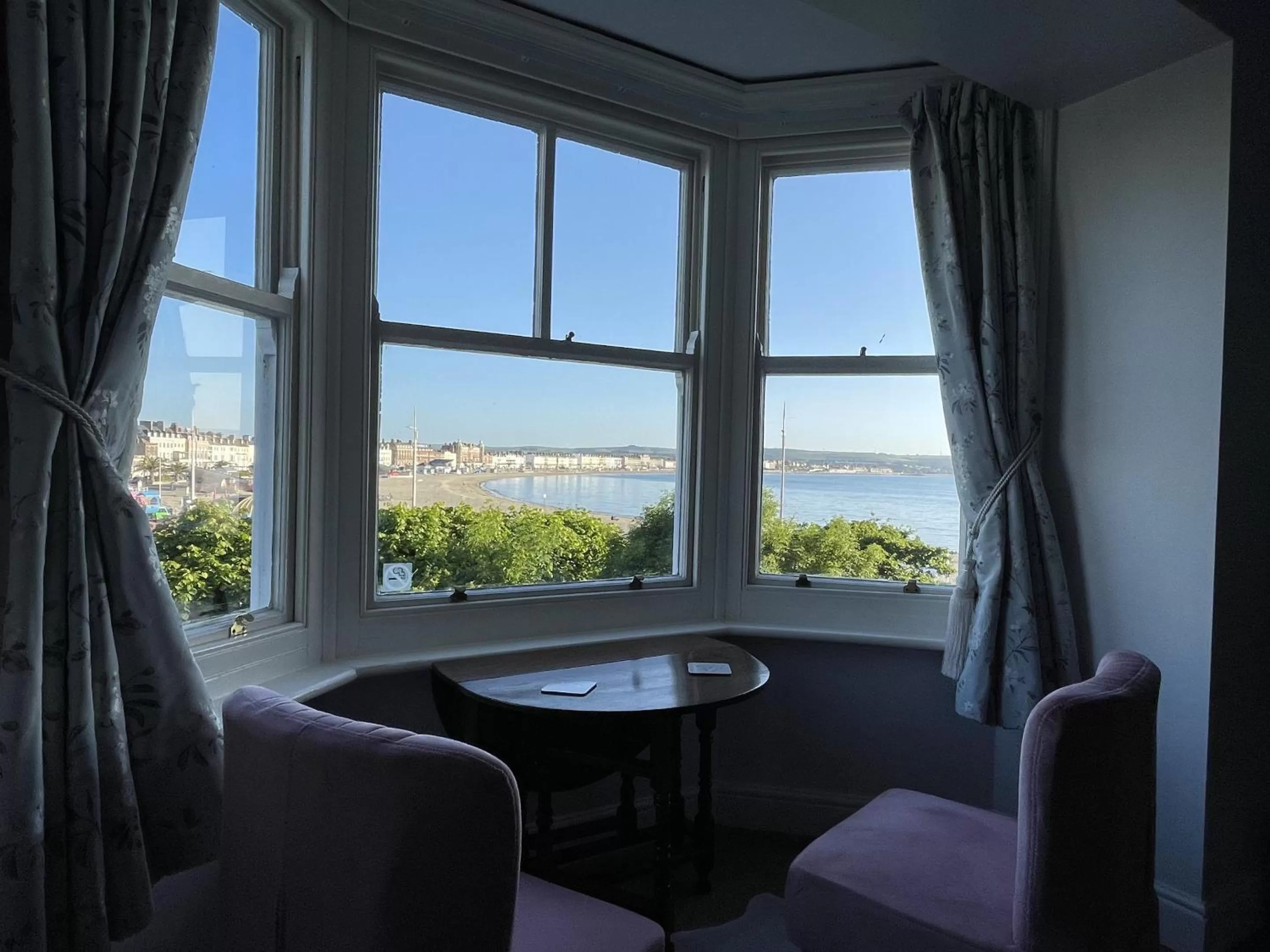 Bedroom, Seating Area in Lantana Guest House