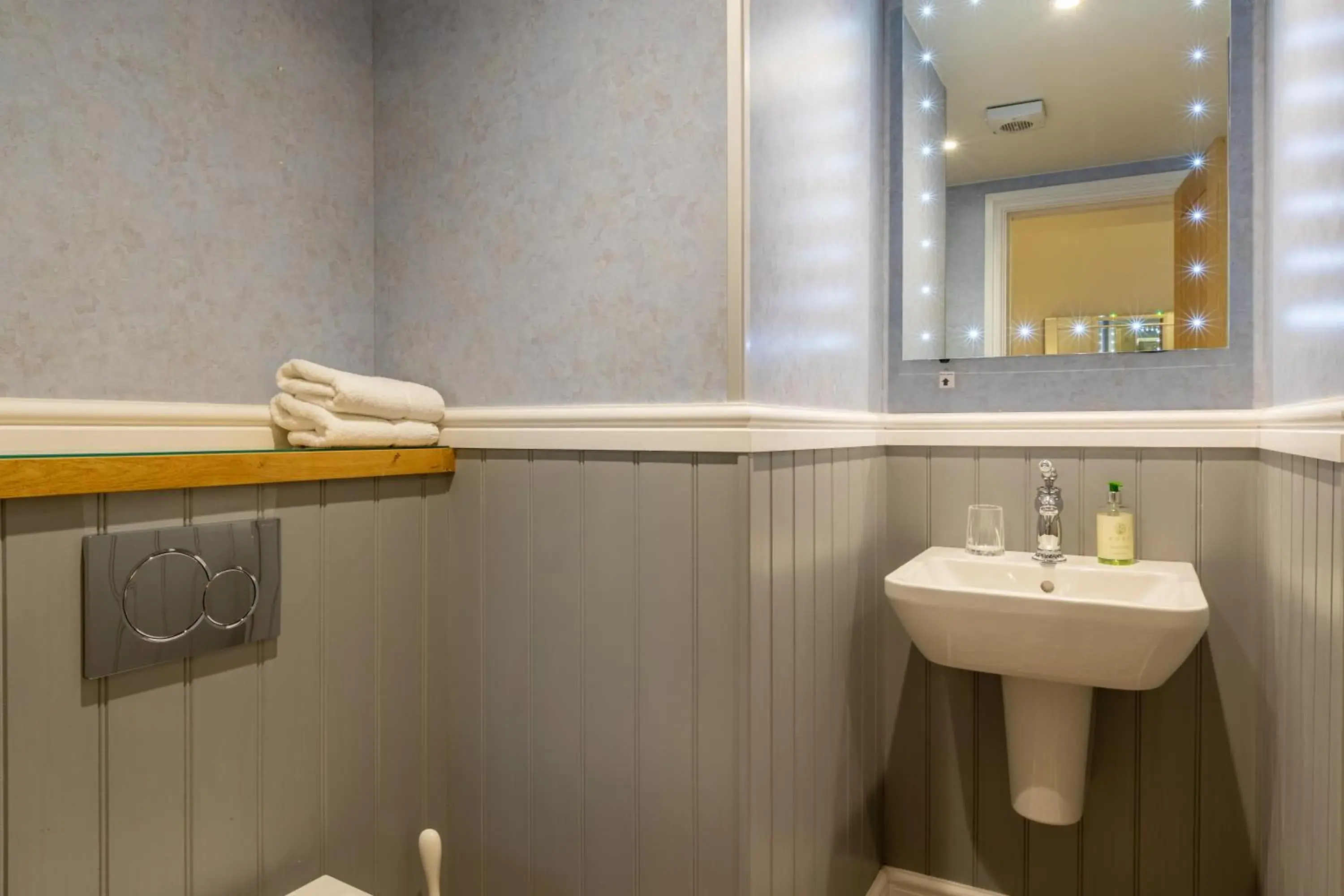 Bathroom in Holly Lodge Guest House with FREE off site health club