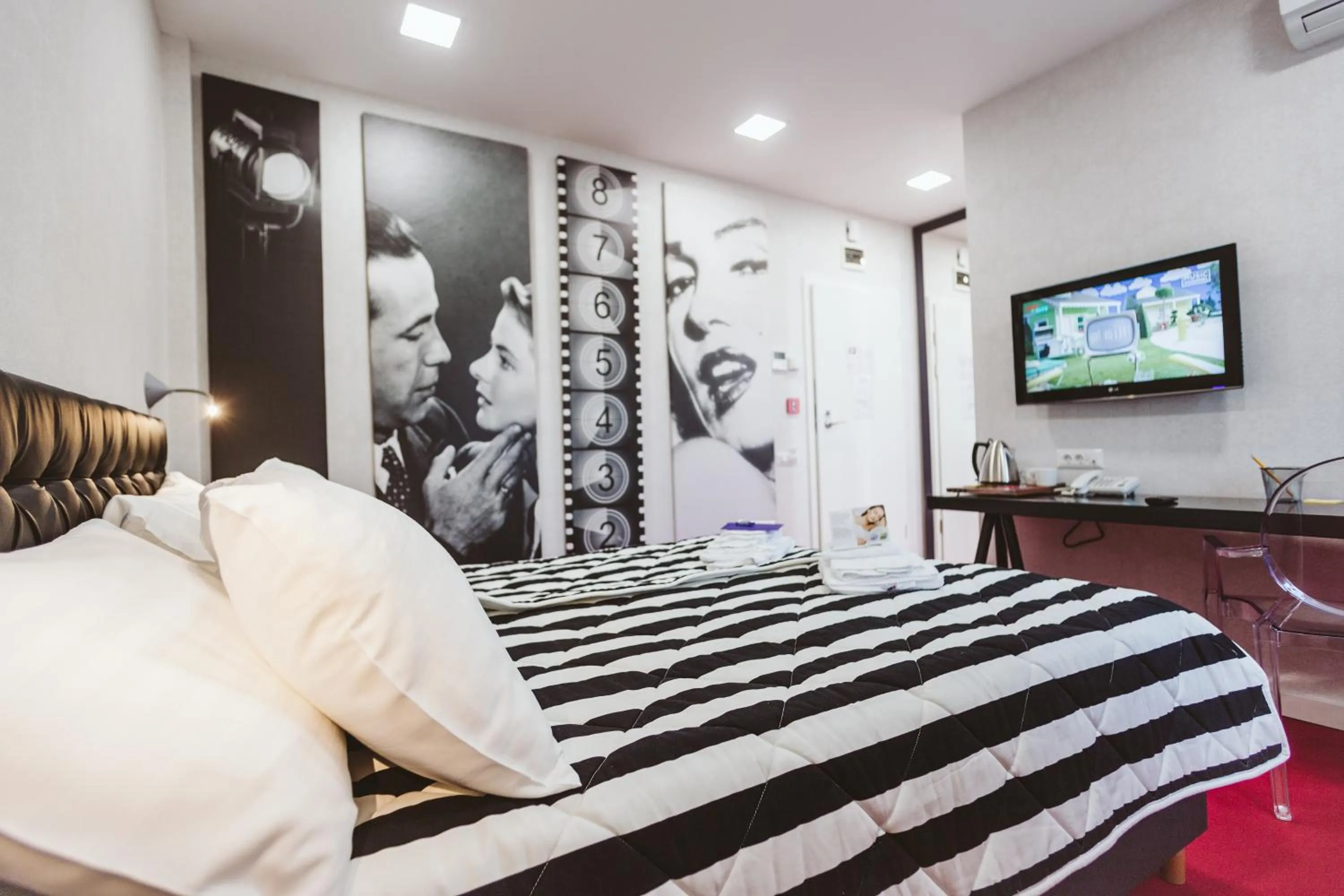 Photo of the whole room in Lol et Lola Hotel