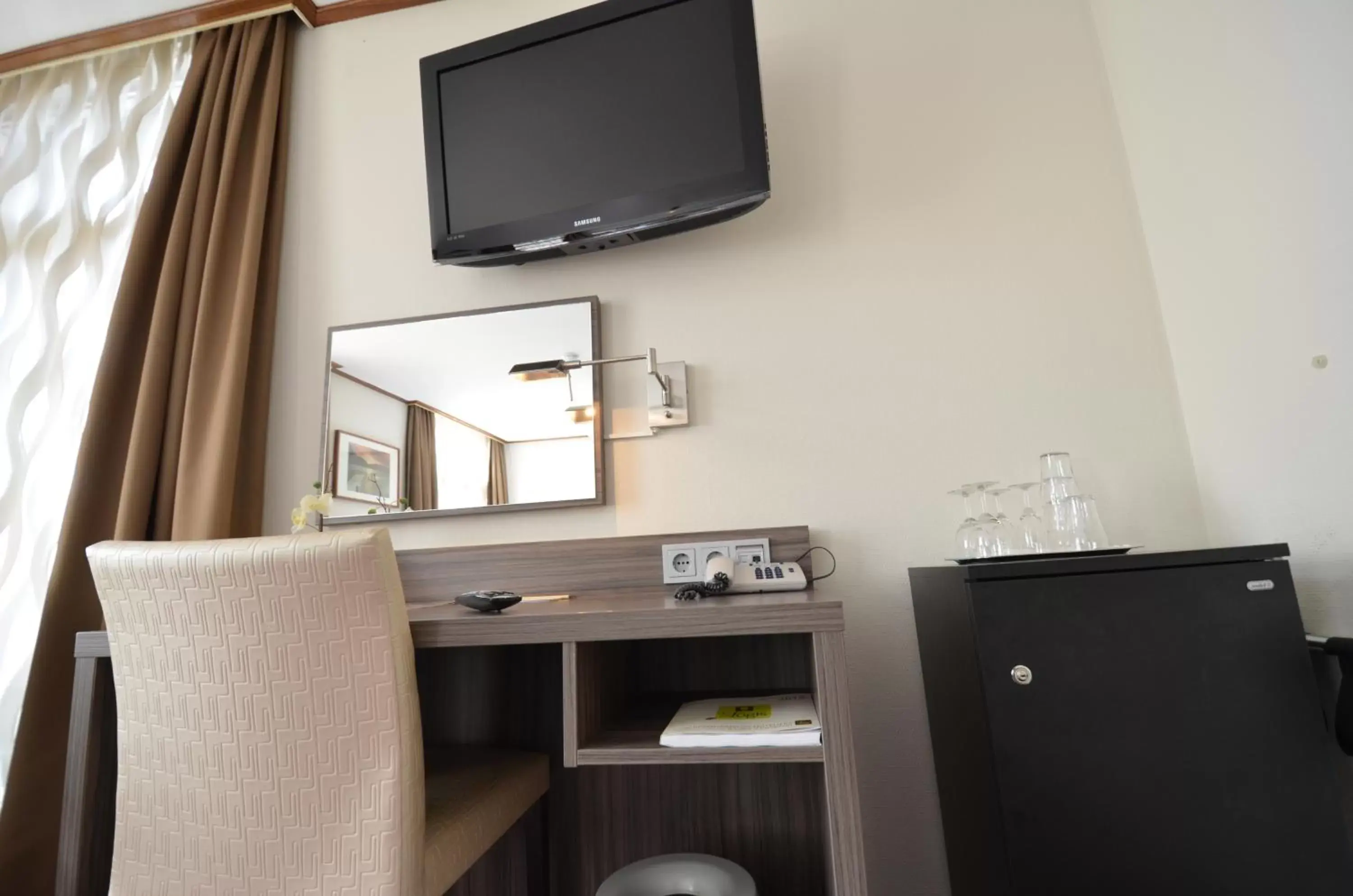 TV and multimedia, TV/Entertainment Center in Hotel Faber