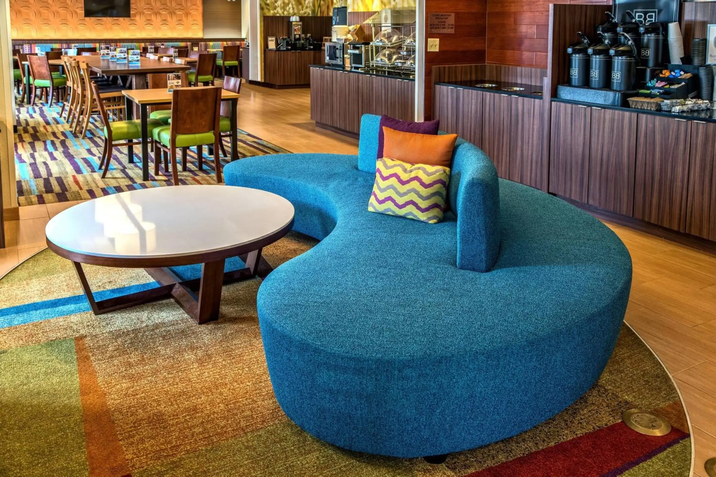 Lobby or reception, Lounge/Bar in Fairfield Inn and Suites by Marriott Orlando Near Universal Orlando