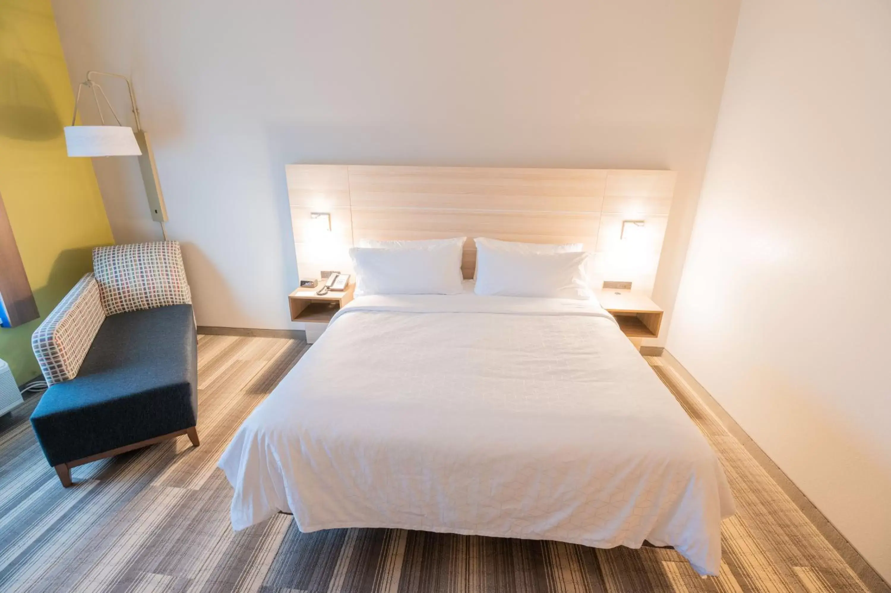 Bed in Holiday Inn Express & Suites Dayton East - Beavercreek