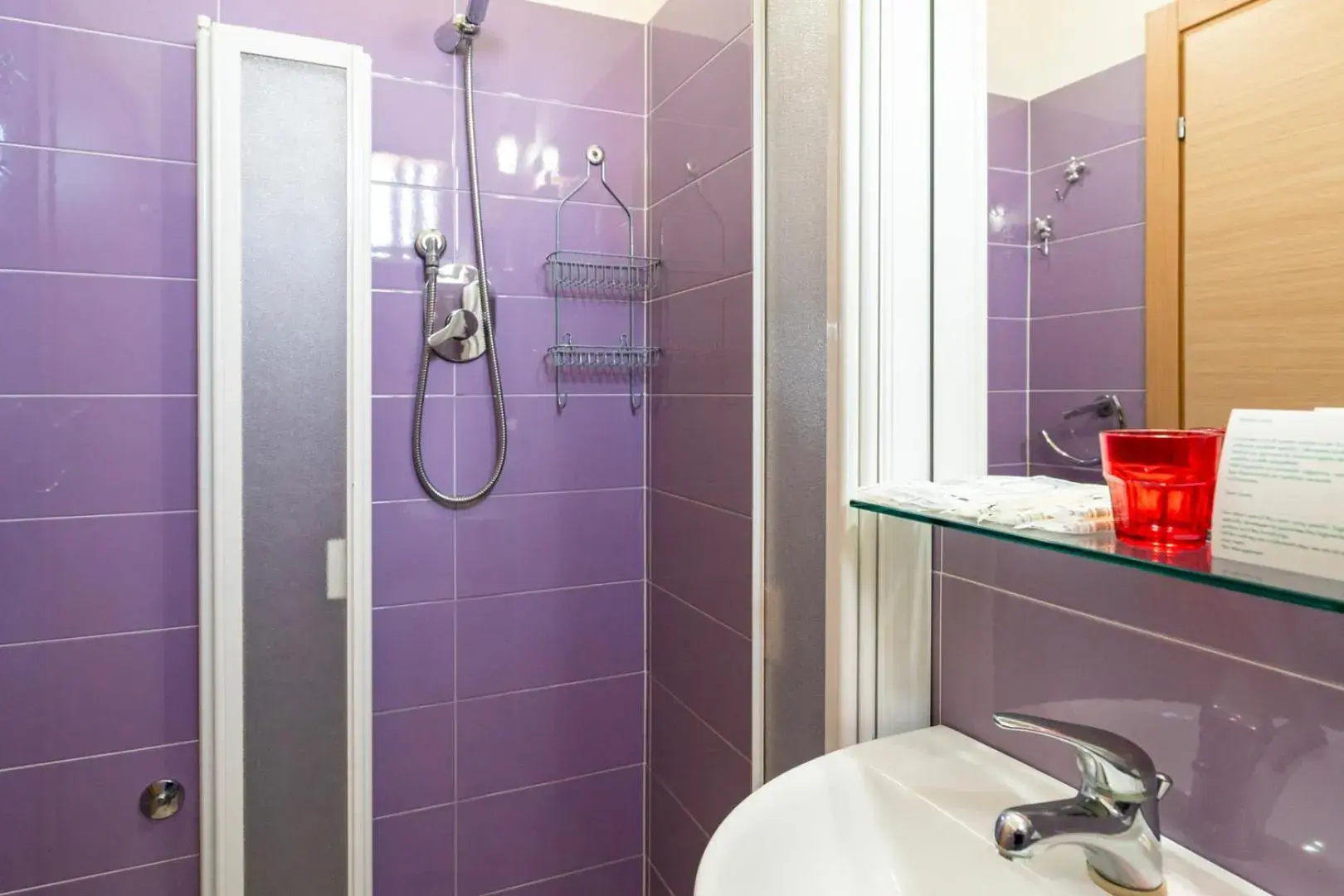 Bathroom in Hotel Montmartre