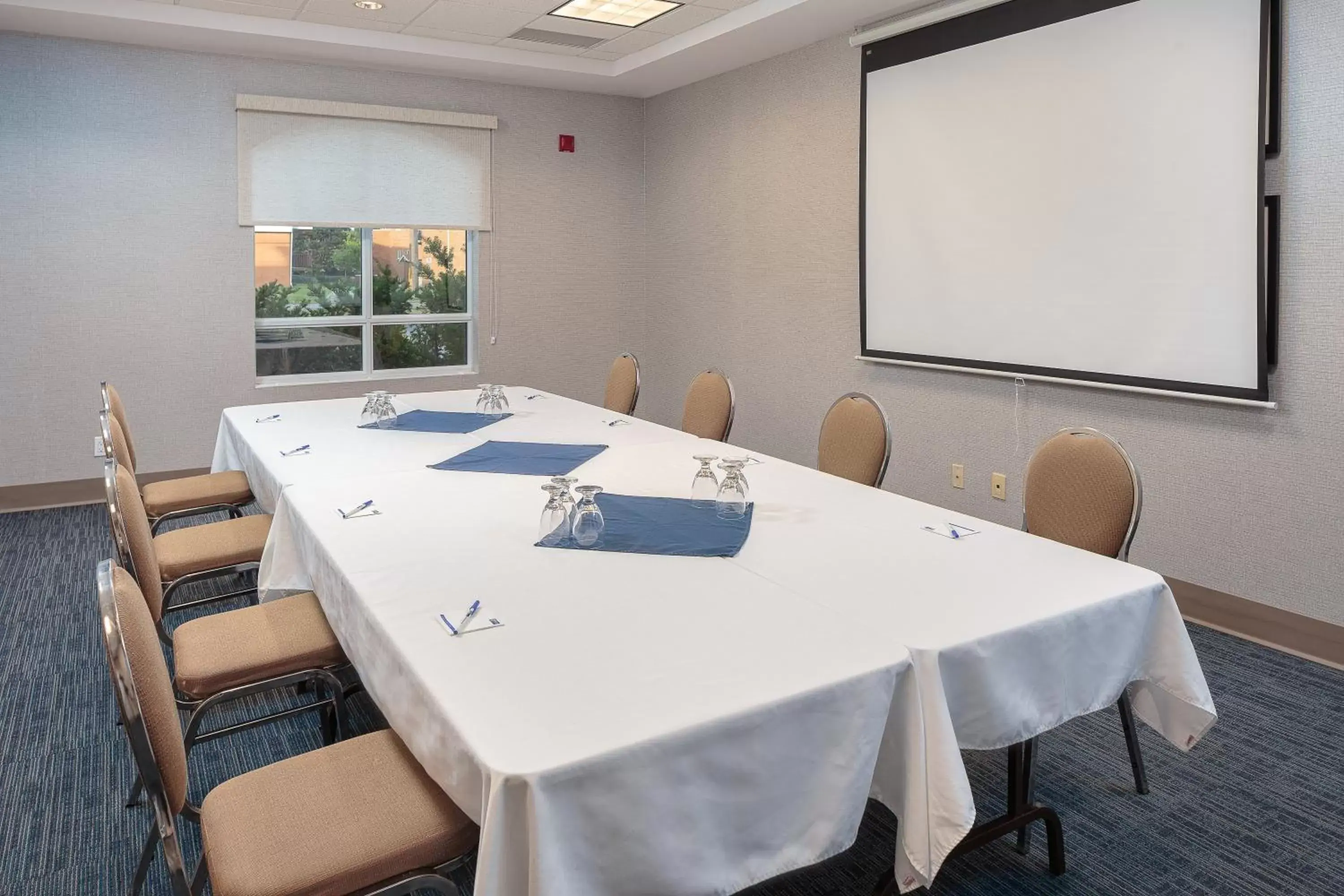Meeting/conference room in Holiday Inn Express & Suites - Belleville, an IHG Hotel