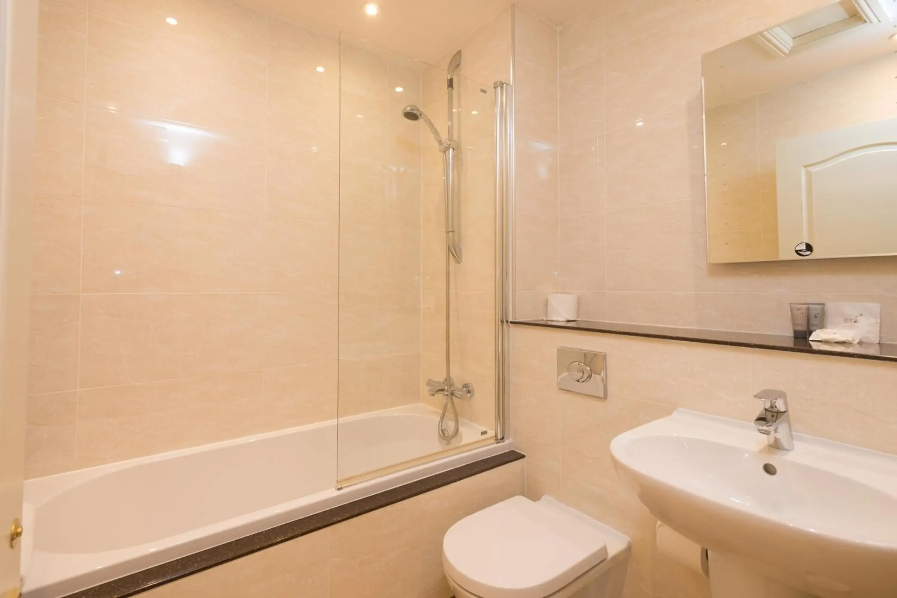 Bathroom in Glen-Yr-Afon House Hotel
