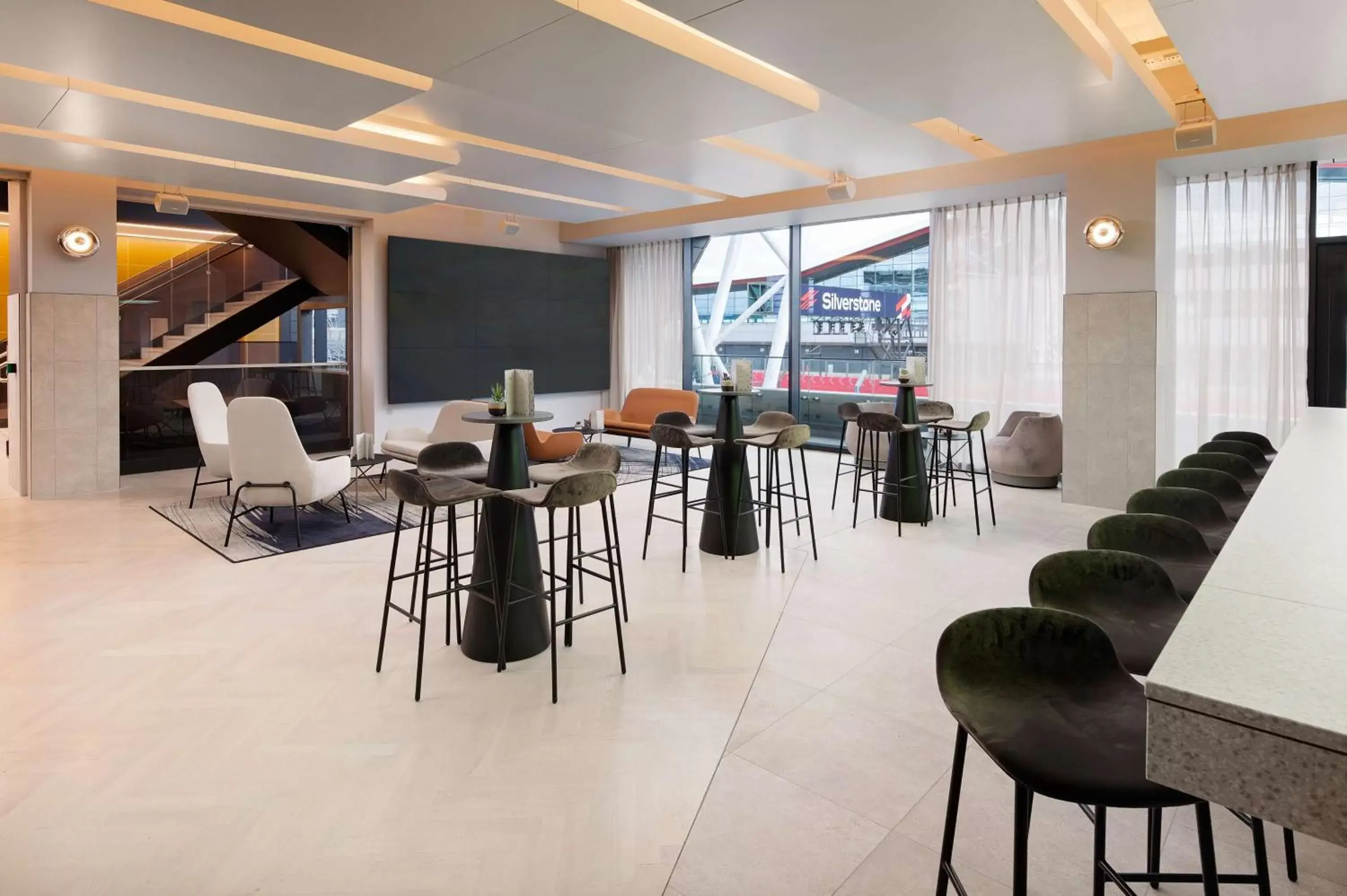 Lounge or bar, Restaurant/Places to Eat in Hilton Garden Inn Silverstone