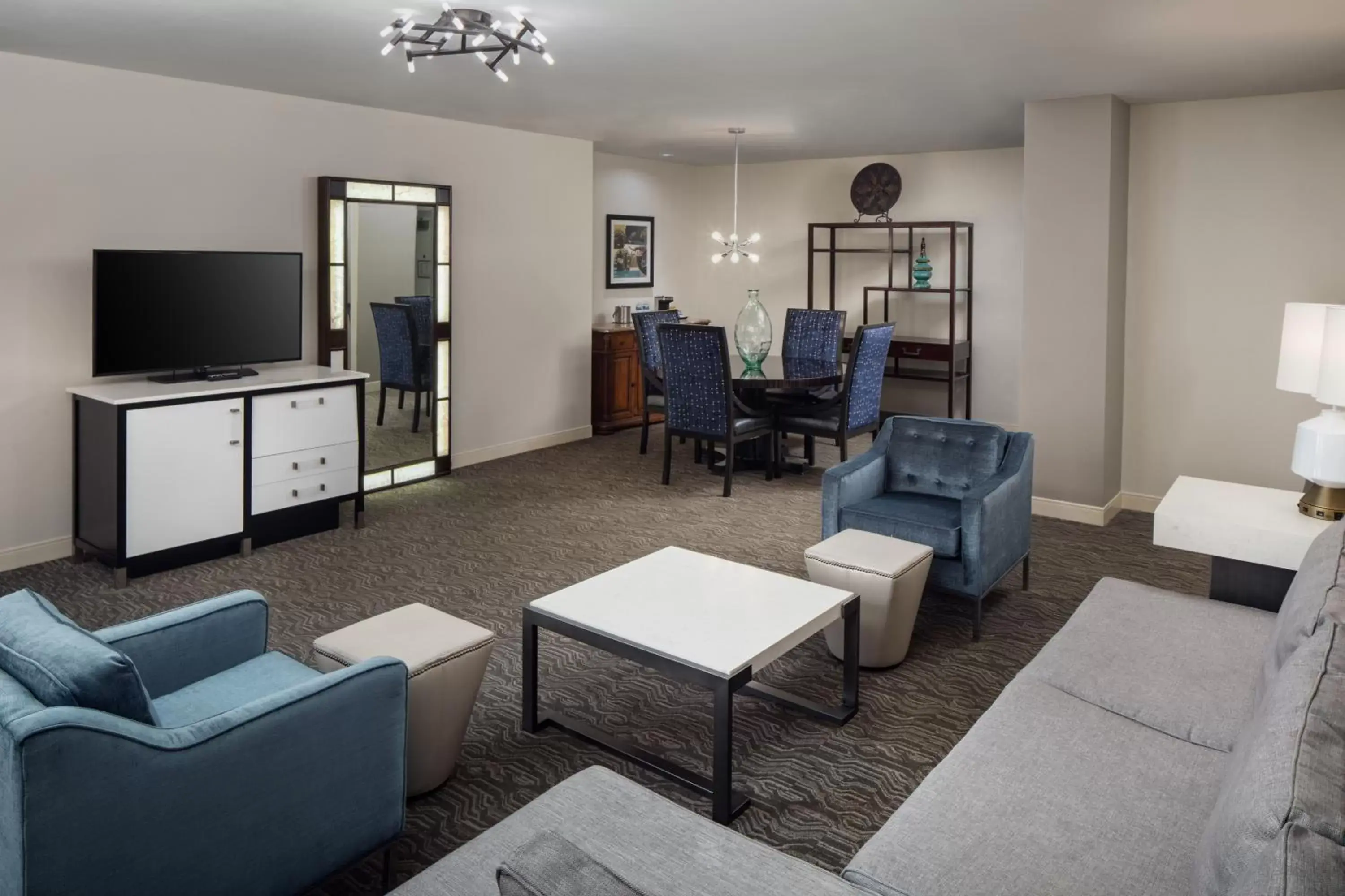 TV and multimedia, Seating Area in DoubleTree Suites by Hilton Hotel Detroit Downtown - Fort Shelby