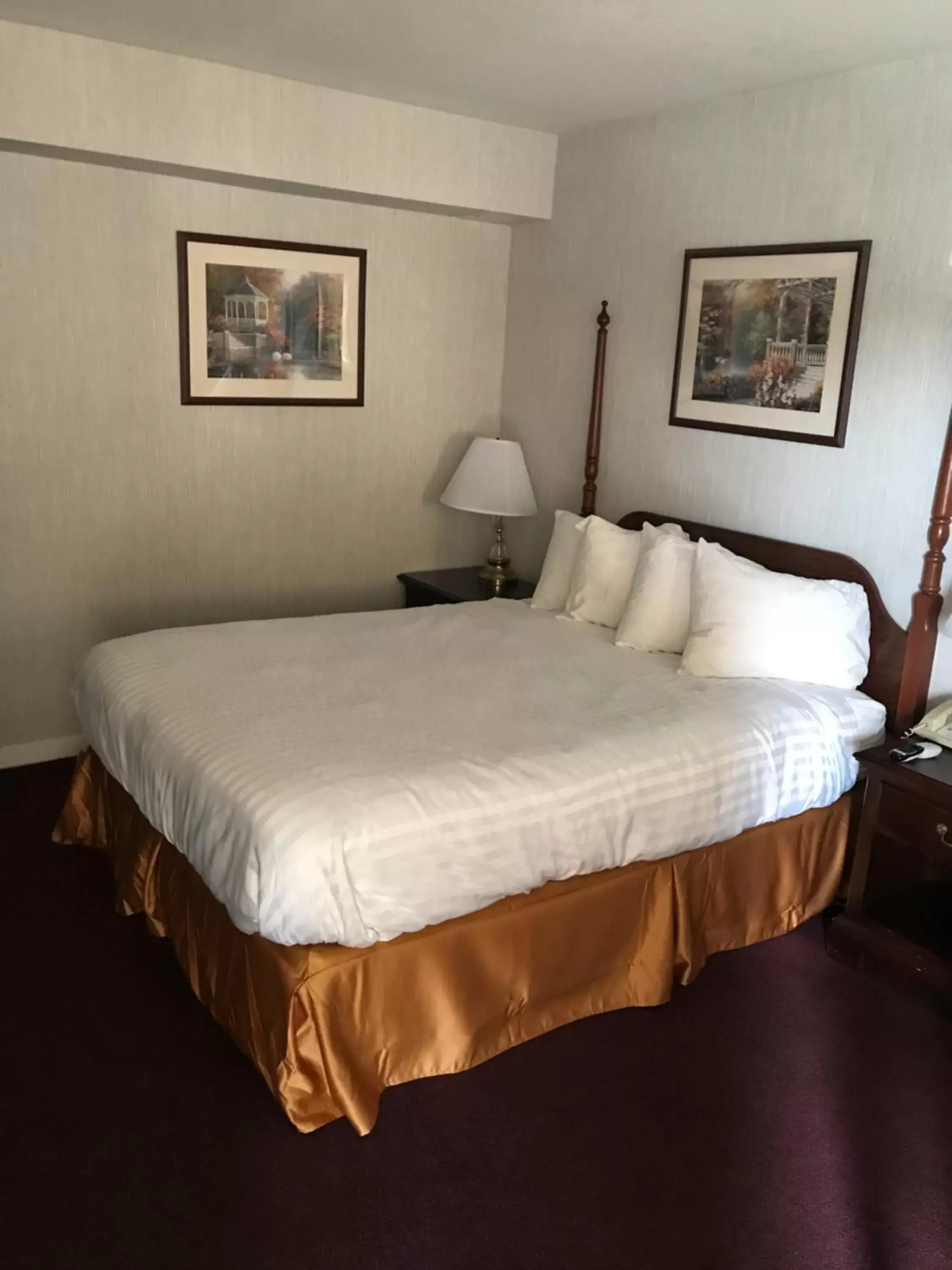 Bed in Travelodge by Wyndham Redding CA