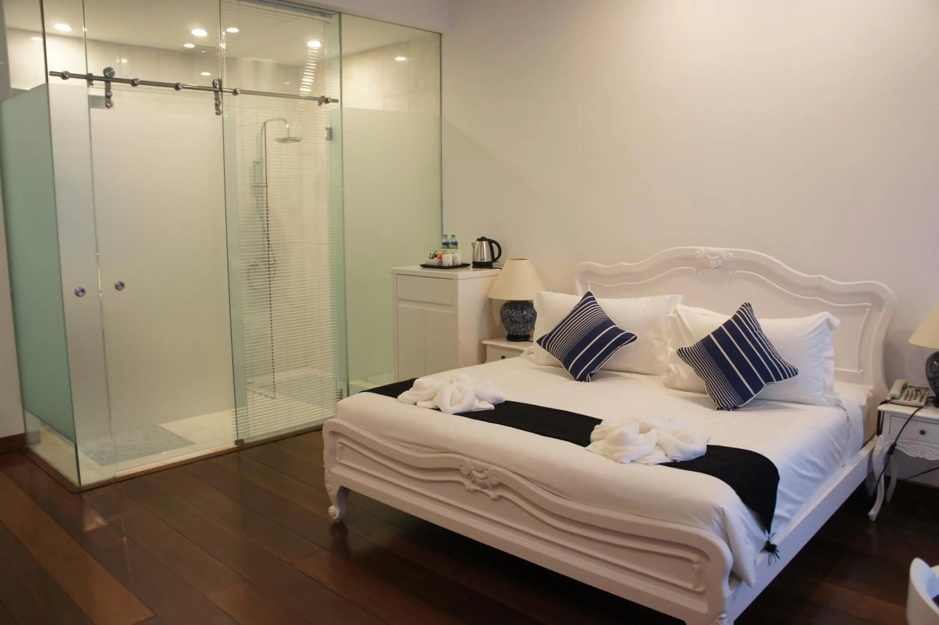 Photo of the whole room, Bed in Heeren Palm Suites