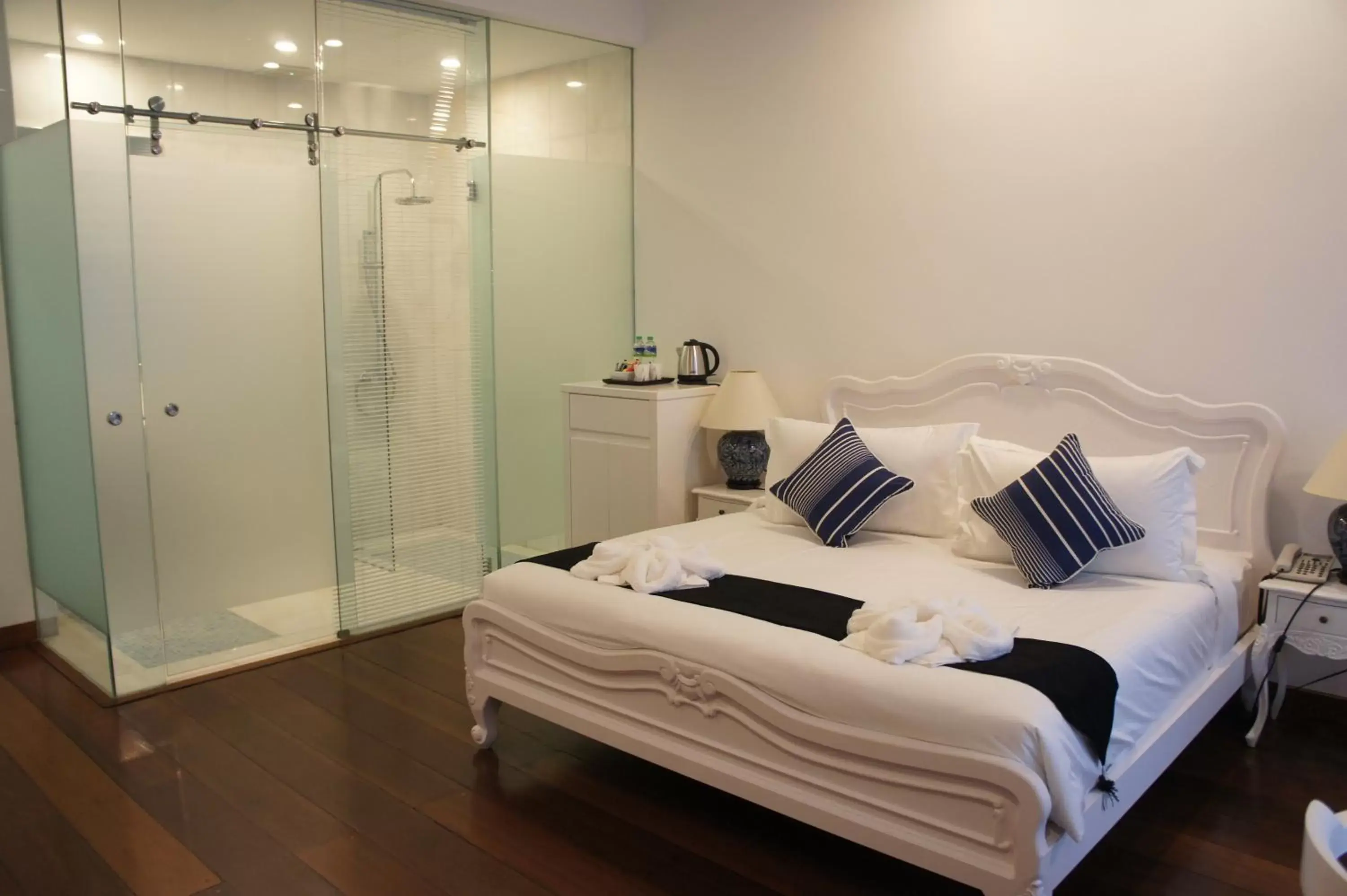 Photo of the whole room, Bed in Heeren Palm Suites Photo of the whole room, Bed in Heeren Palm Suites