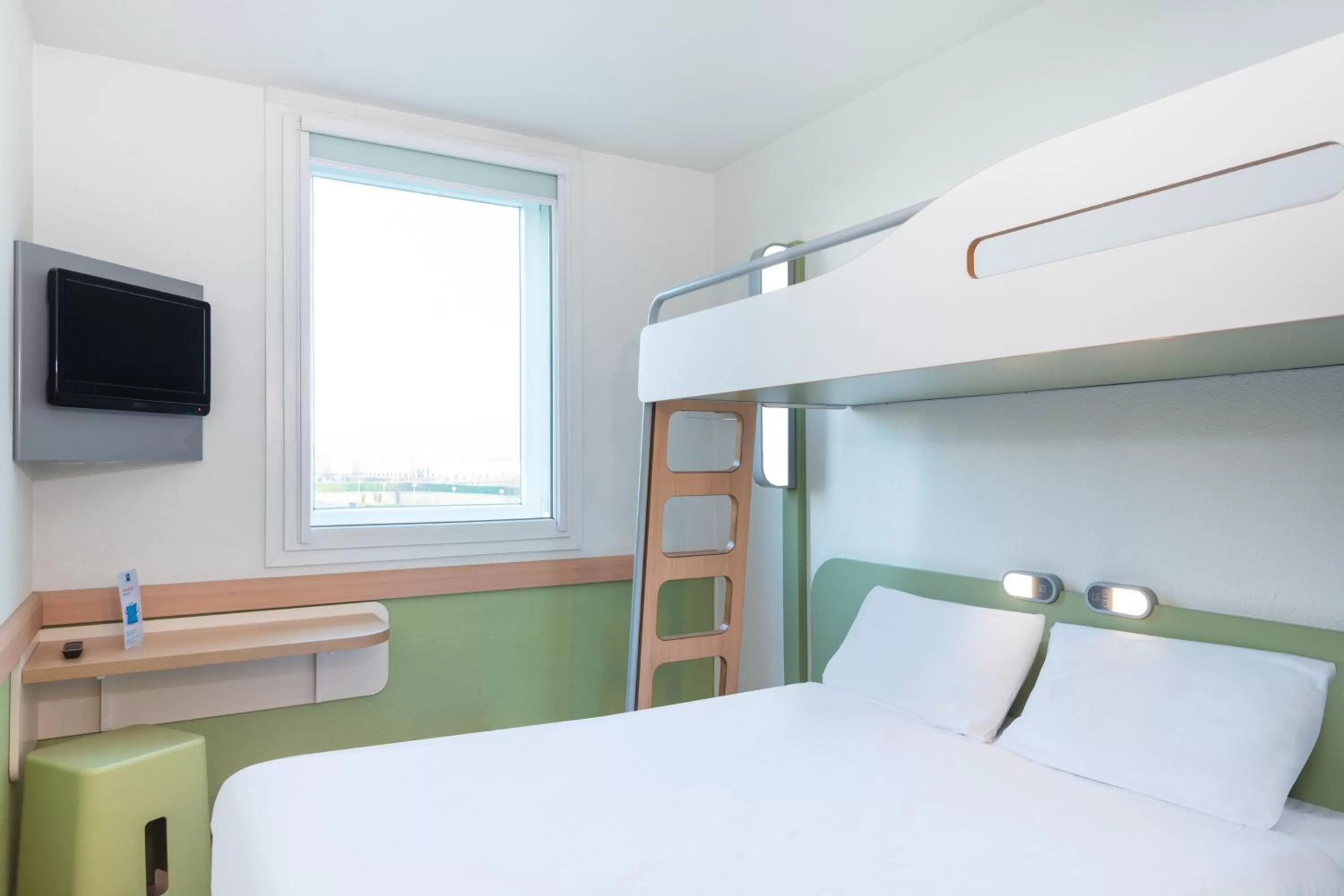 Bedroom, Bed in ibis budget Lyon Gerland
