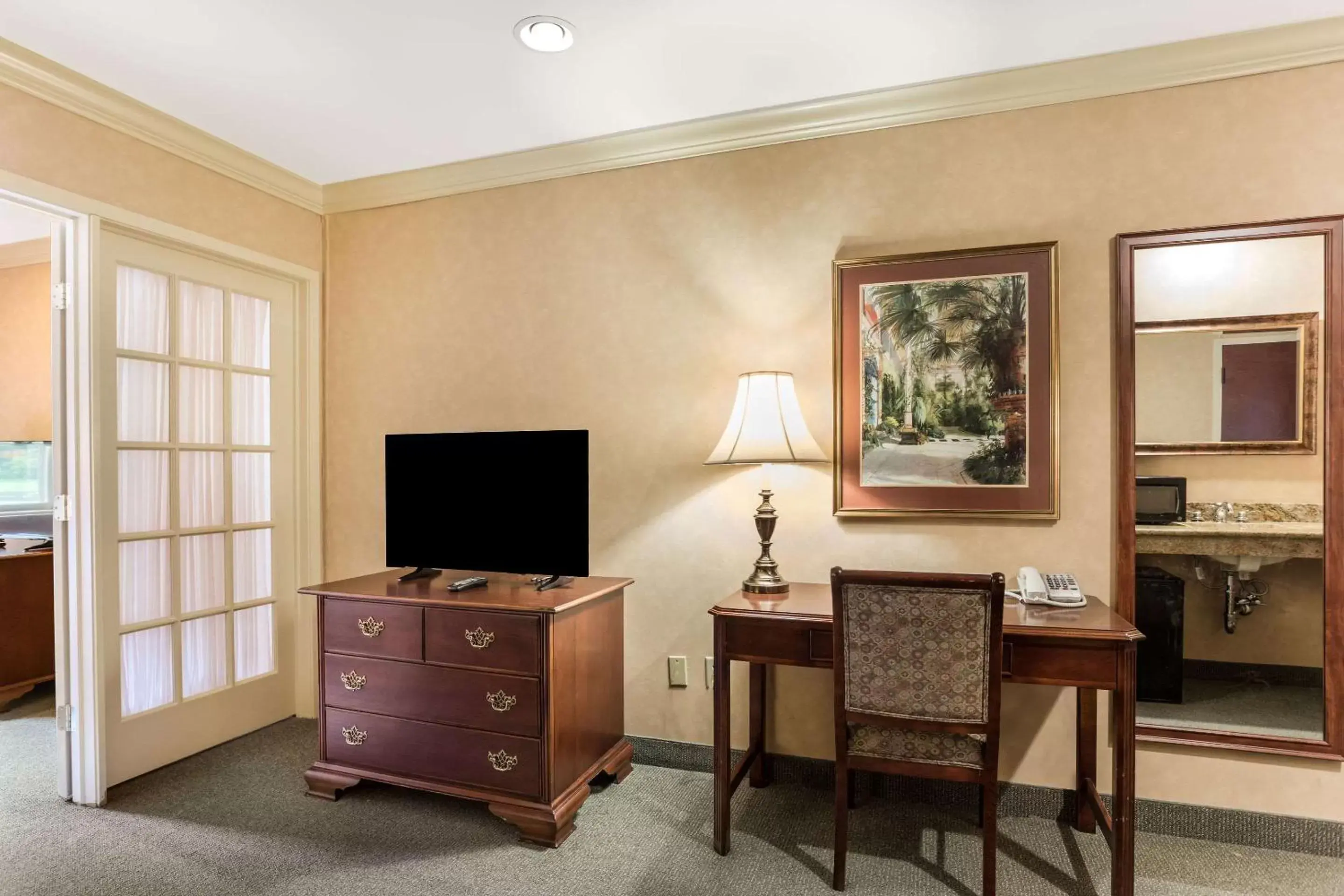 Photo of the whole room, TV/Entertainment Center in Traditions Hotel & Spa, Ascend Hotel Collection