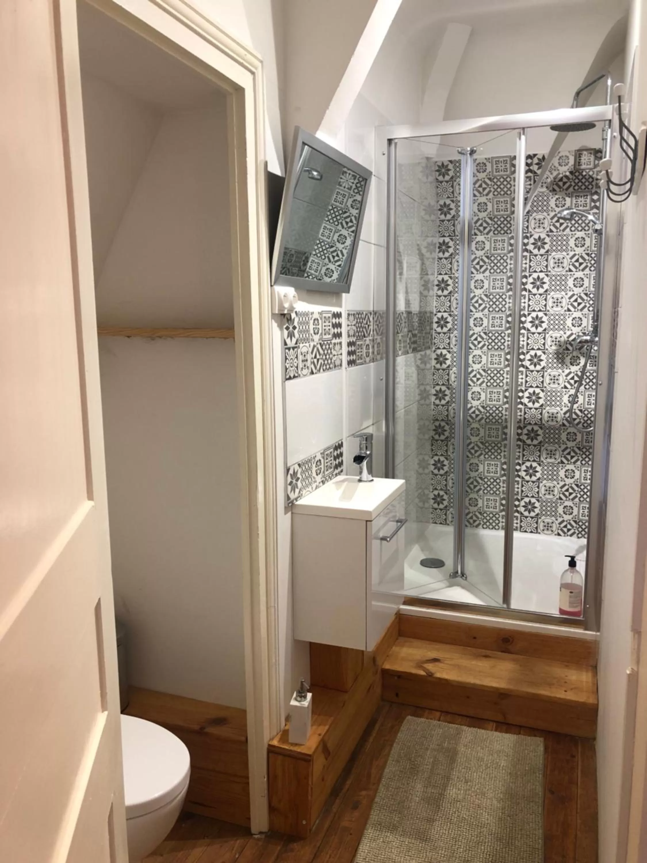 Shower in Maison de la Comtesse