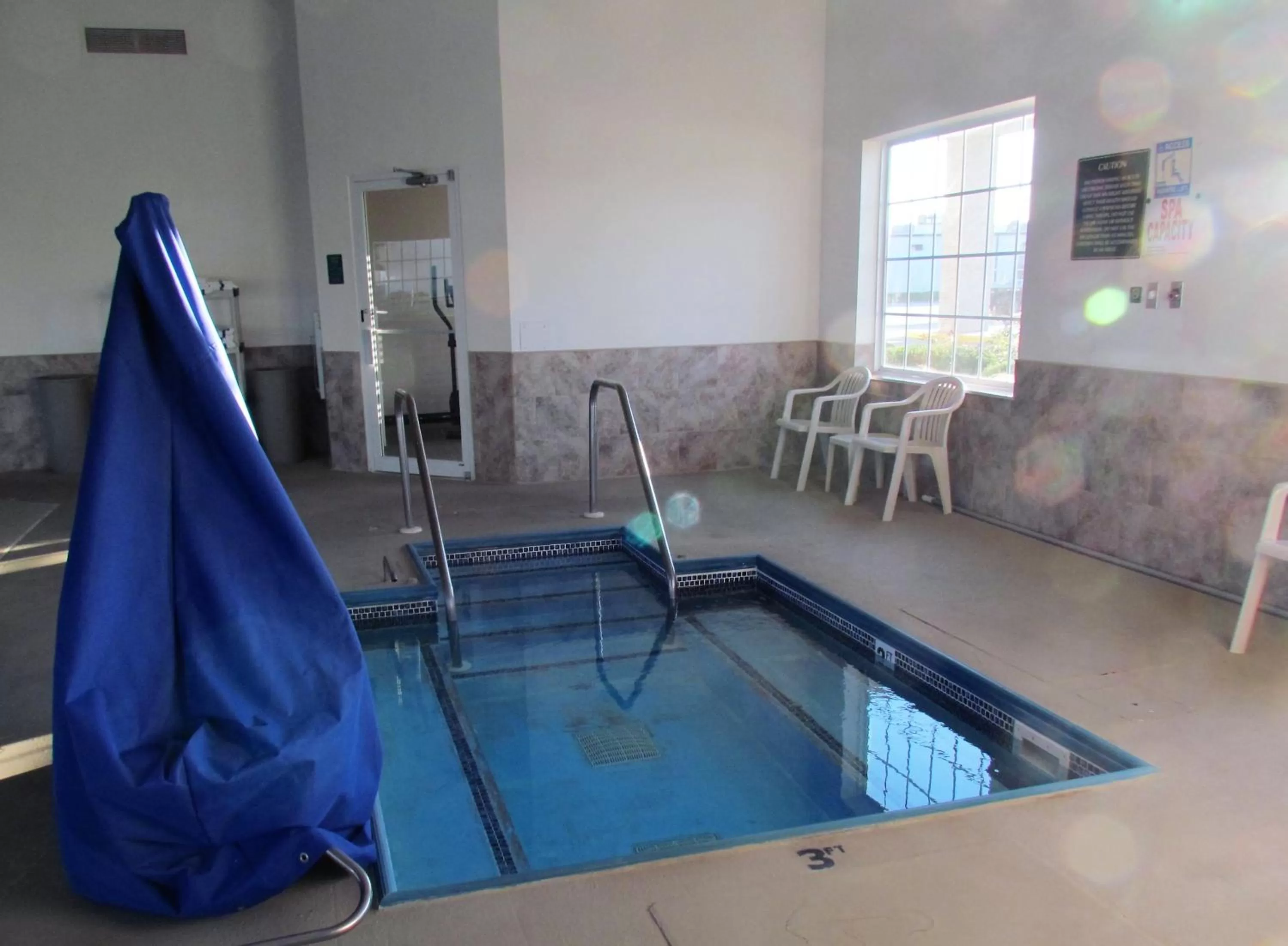 Hot Tub in Oak Hill Inn & Suites