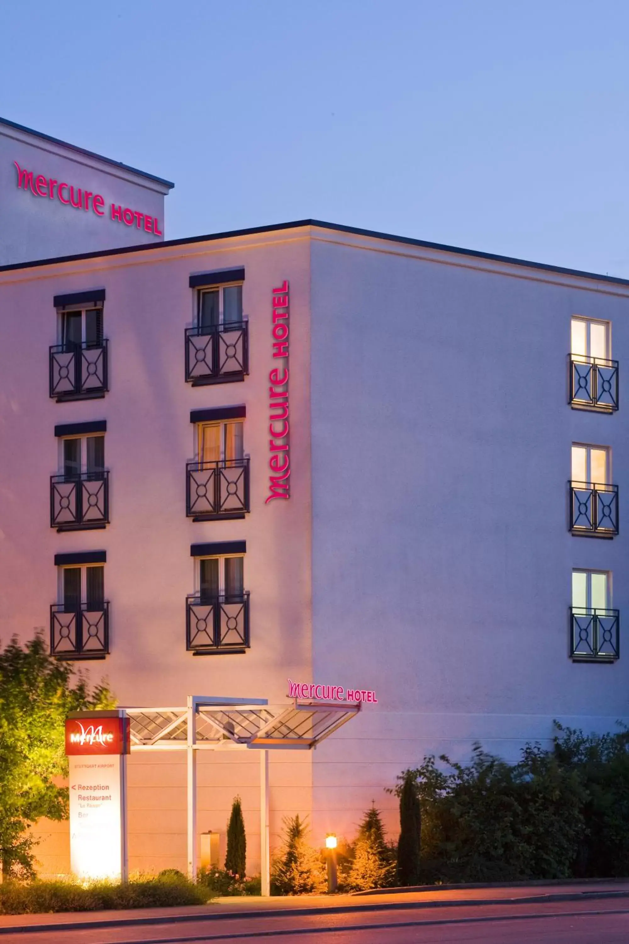 Facade/entrance, Property Building in Mercure Hotel Stuttgart Airport Messe