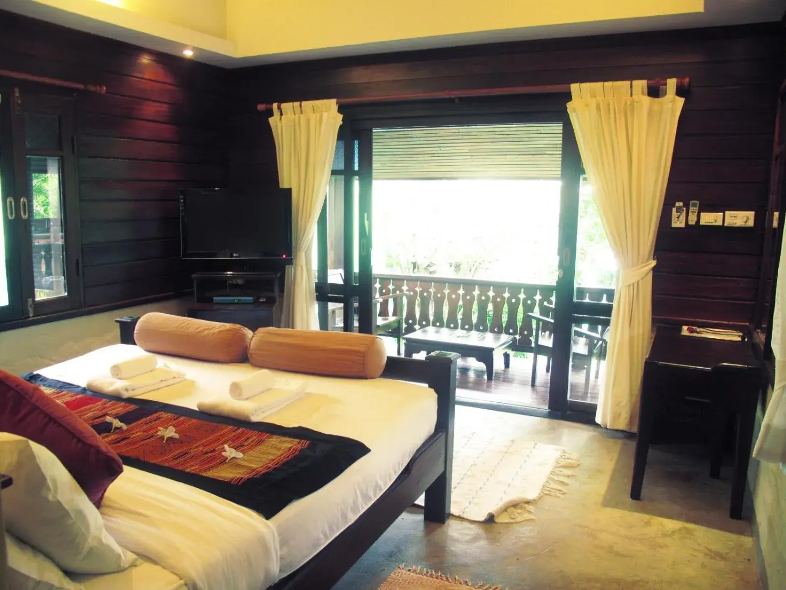 Photo of the whole room, Bed in Pai River Corner