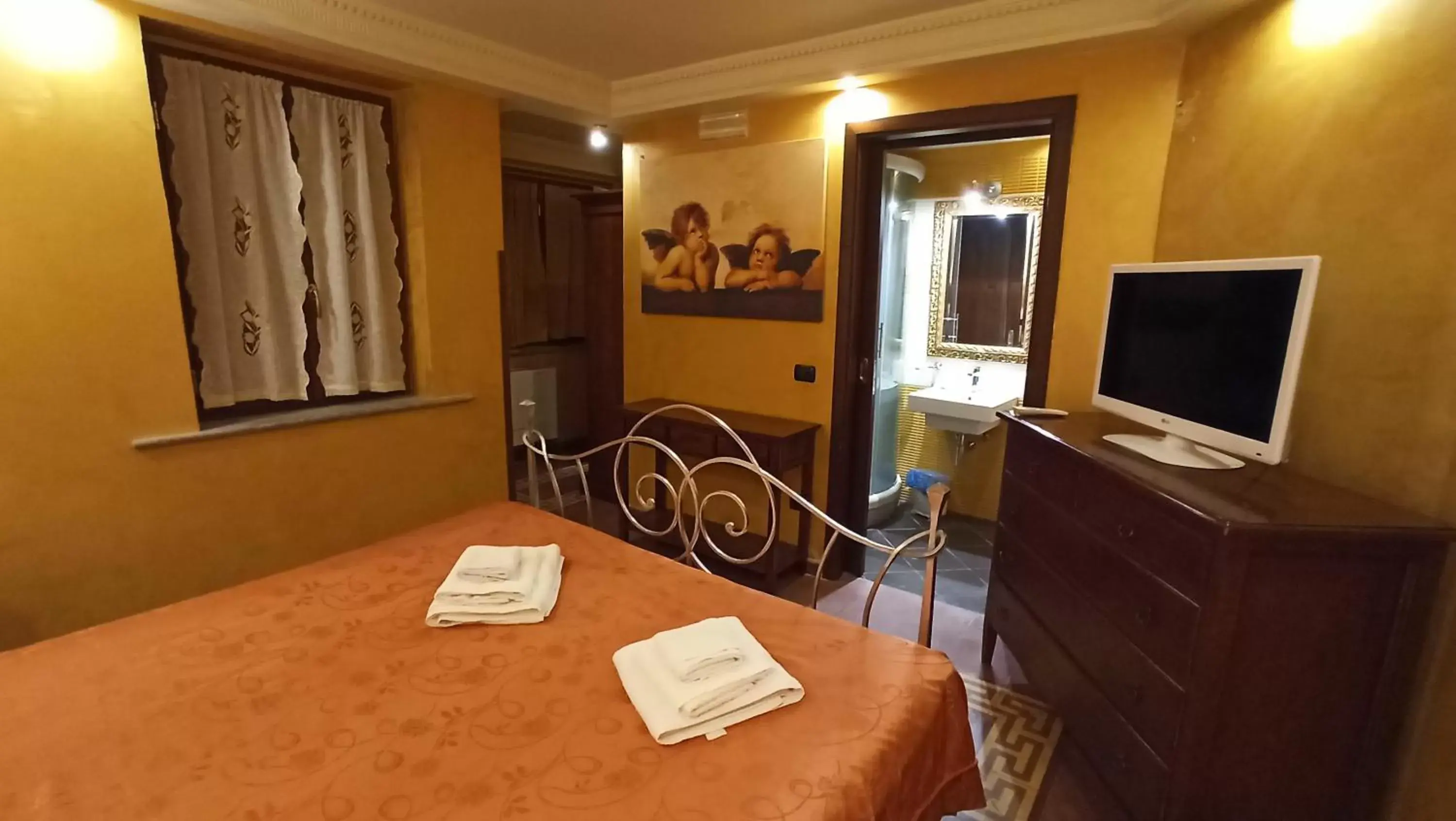 Bedroom, TV/Entertainment Center in Hotel Villa Antica Tropea