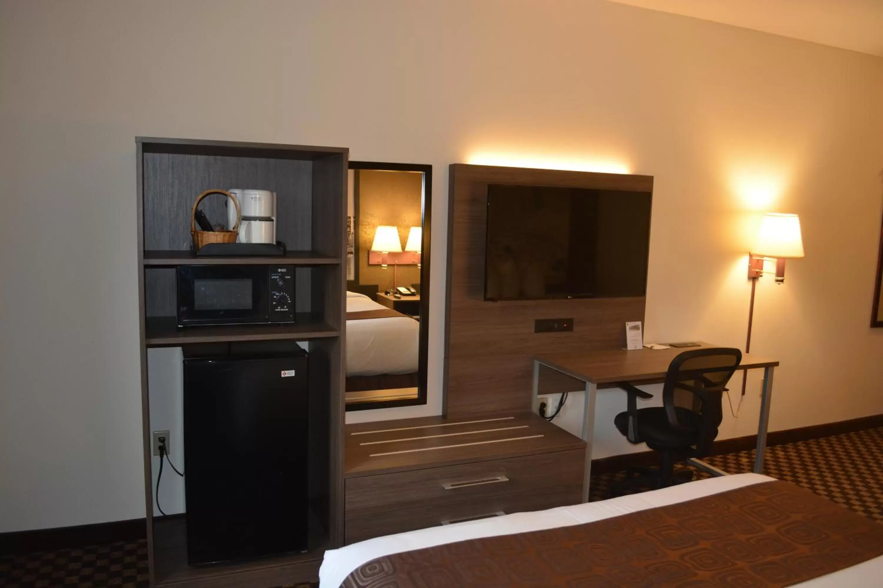 TV and multimedia, TV/Entertainment Center in Super 8 by Wyndham Ambassador Bridge Windsor ON