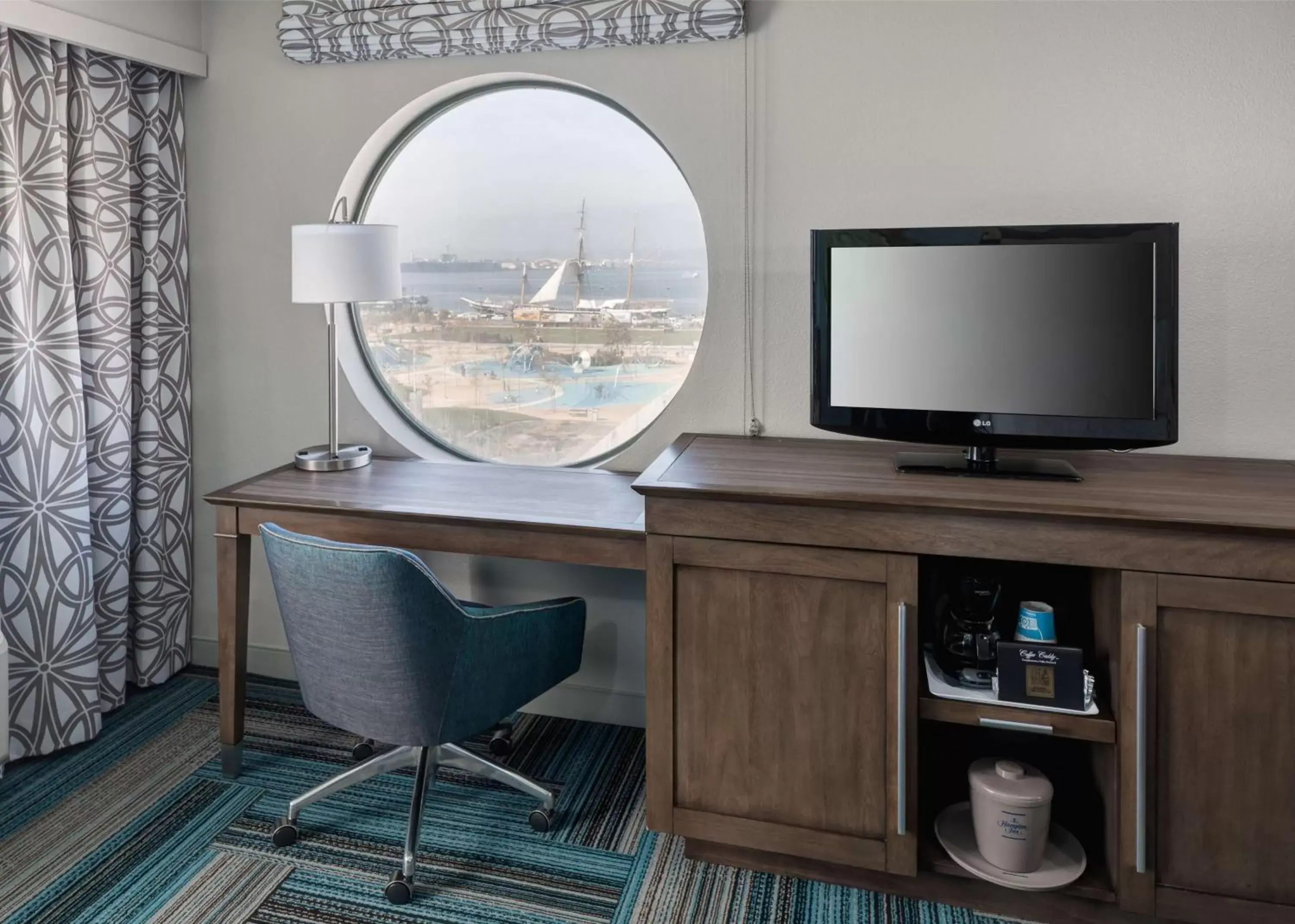 Bed in Hampton Inn San Diego Downtown Bed in Hampton Inn San Diego Downtown