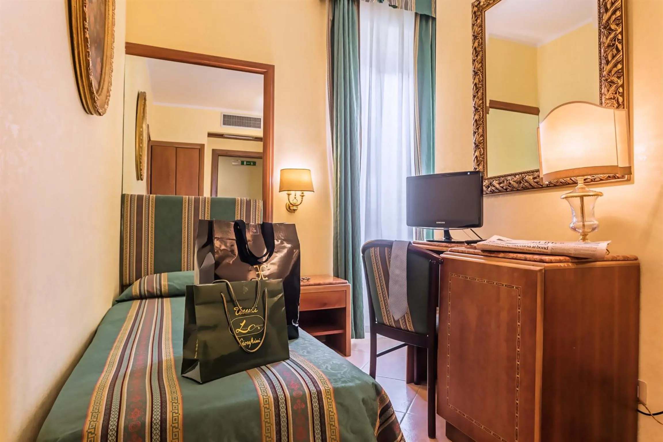 Bedroom, Bed in Raeli Hotel Noto