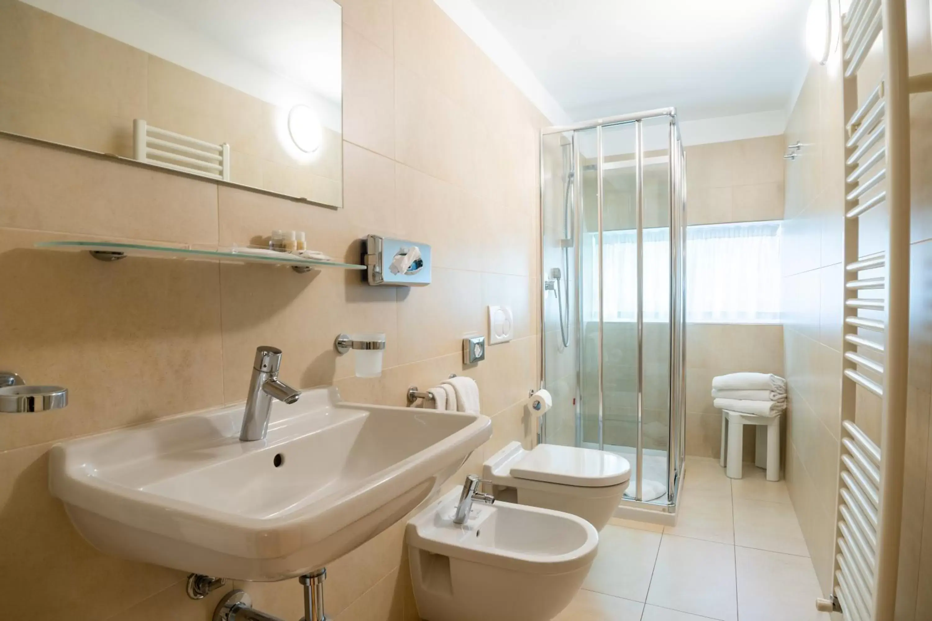 Shower, Bathroom in Hotel Como