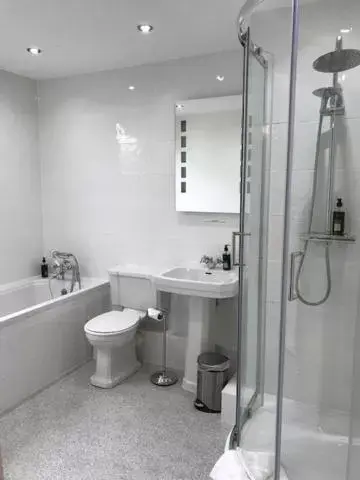 Bathroom in The Pytchley Inn