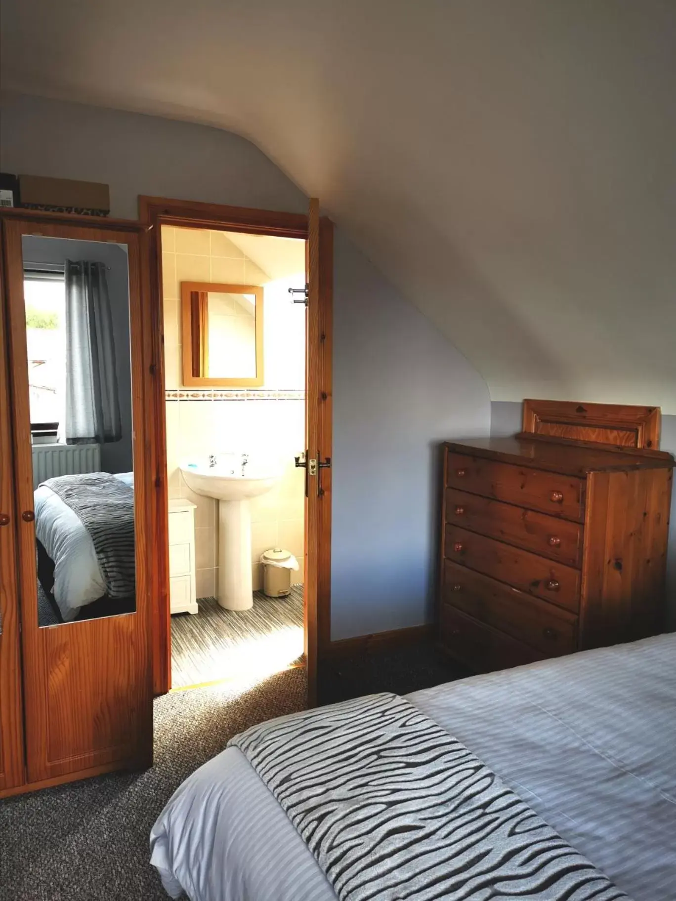 Shower, Bed in The Tree-house B&B