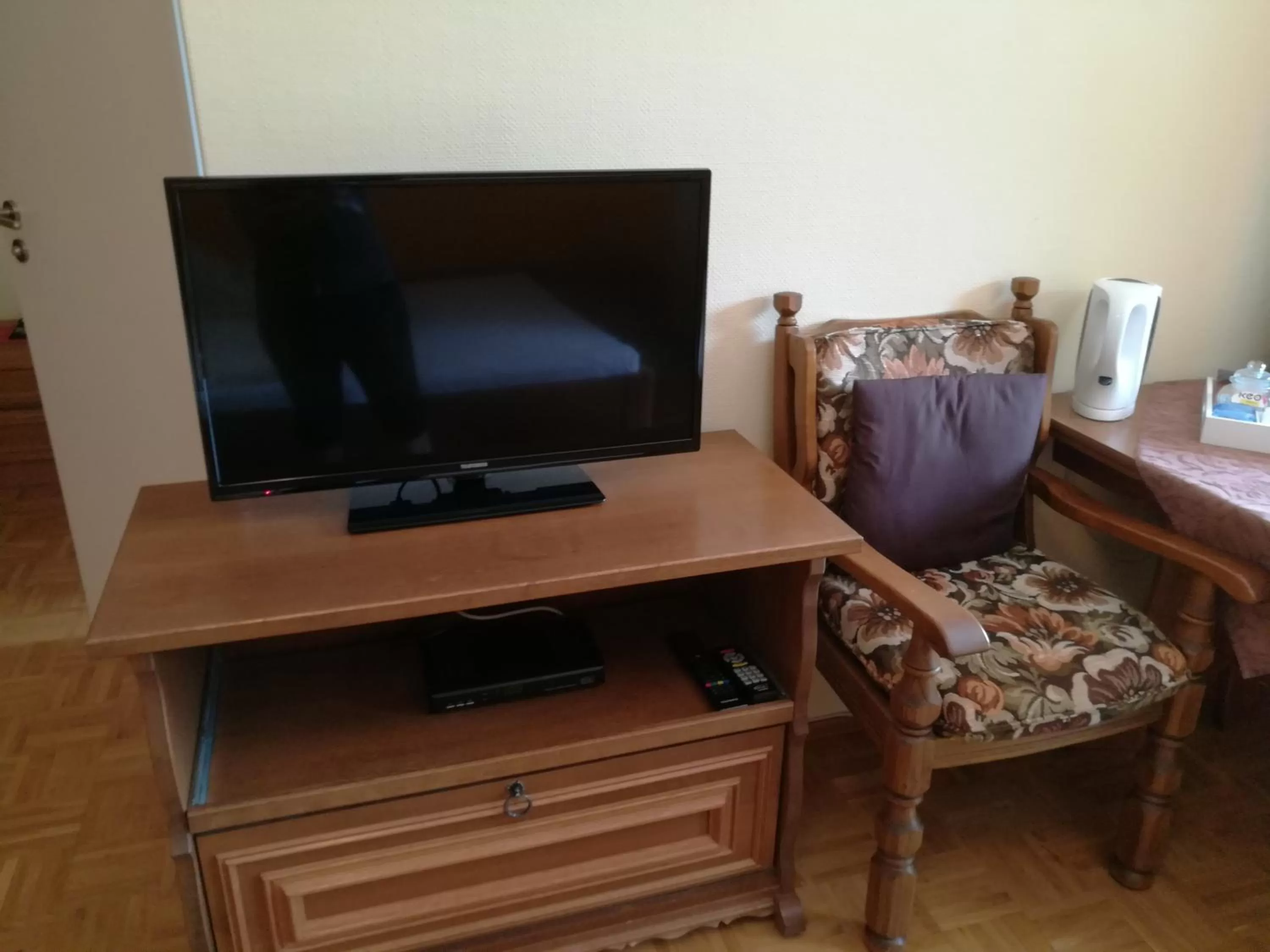 TV and multimedia in Gästehaus Grunewald Bed & Breakfast