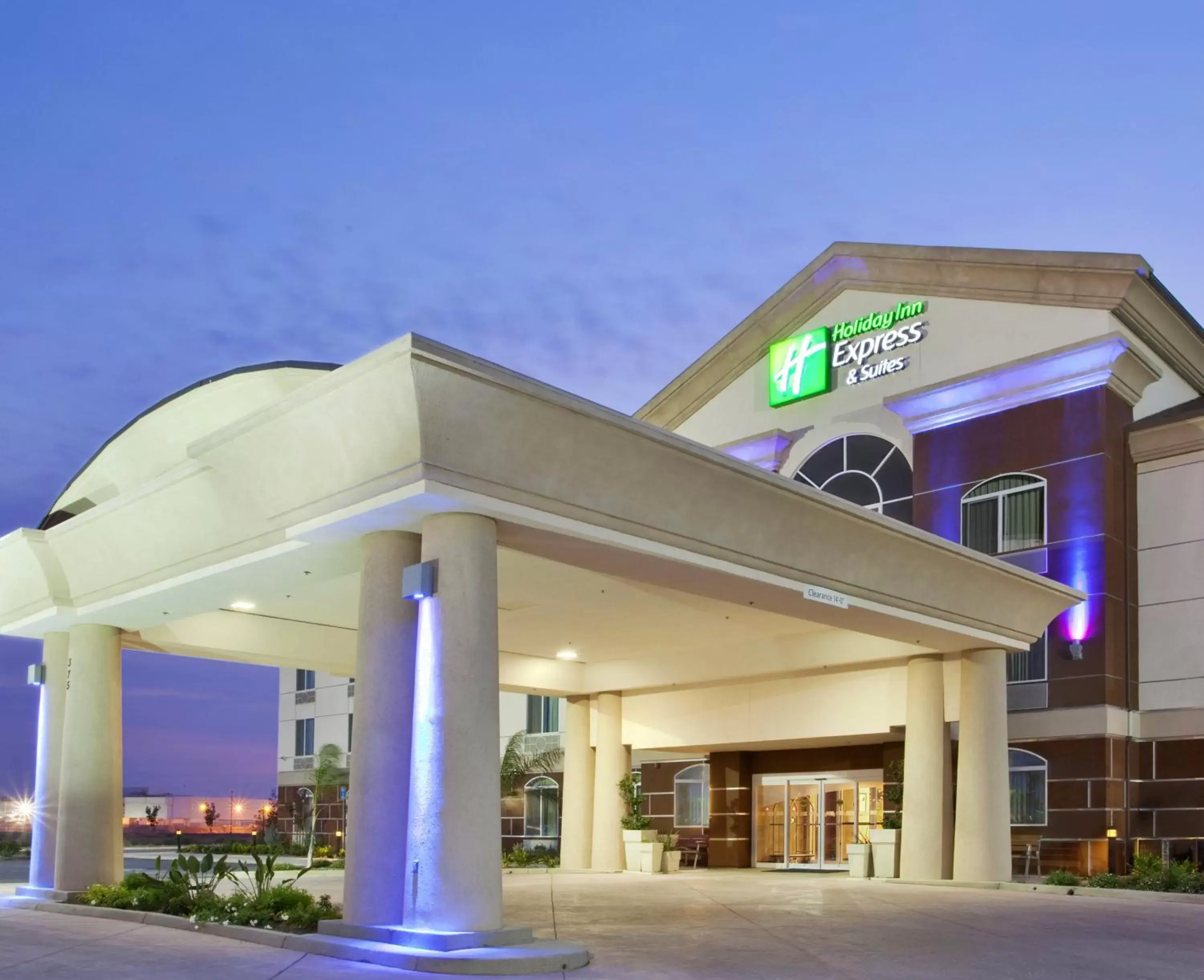 Property Building in Holiday Inn Express & Suites Dinuba West, an IHG Hotel