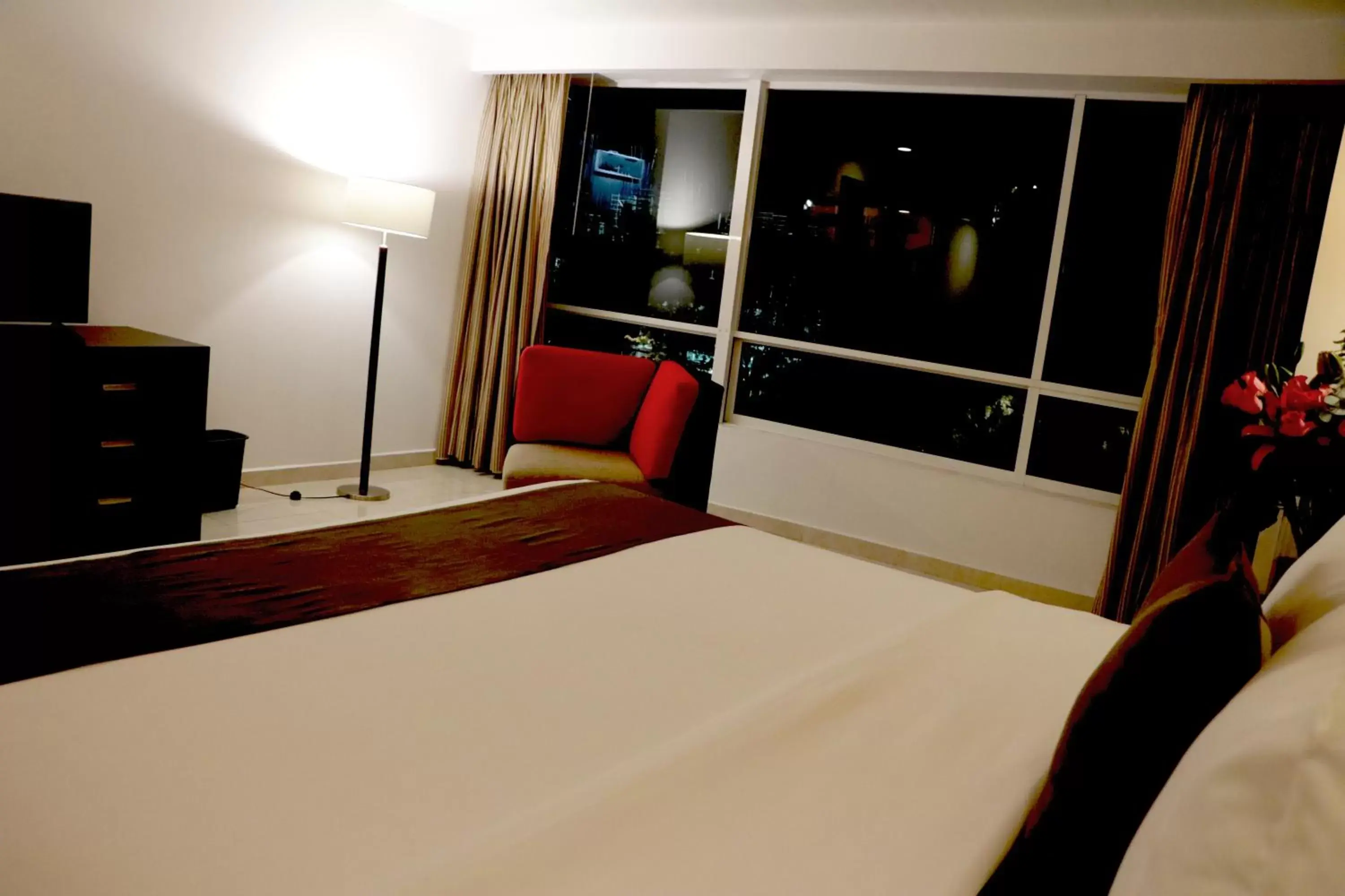 Photo of the whole room, Bed in Hotel & Suites PF